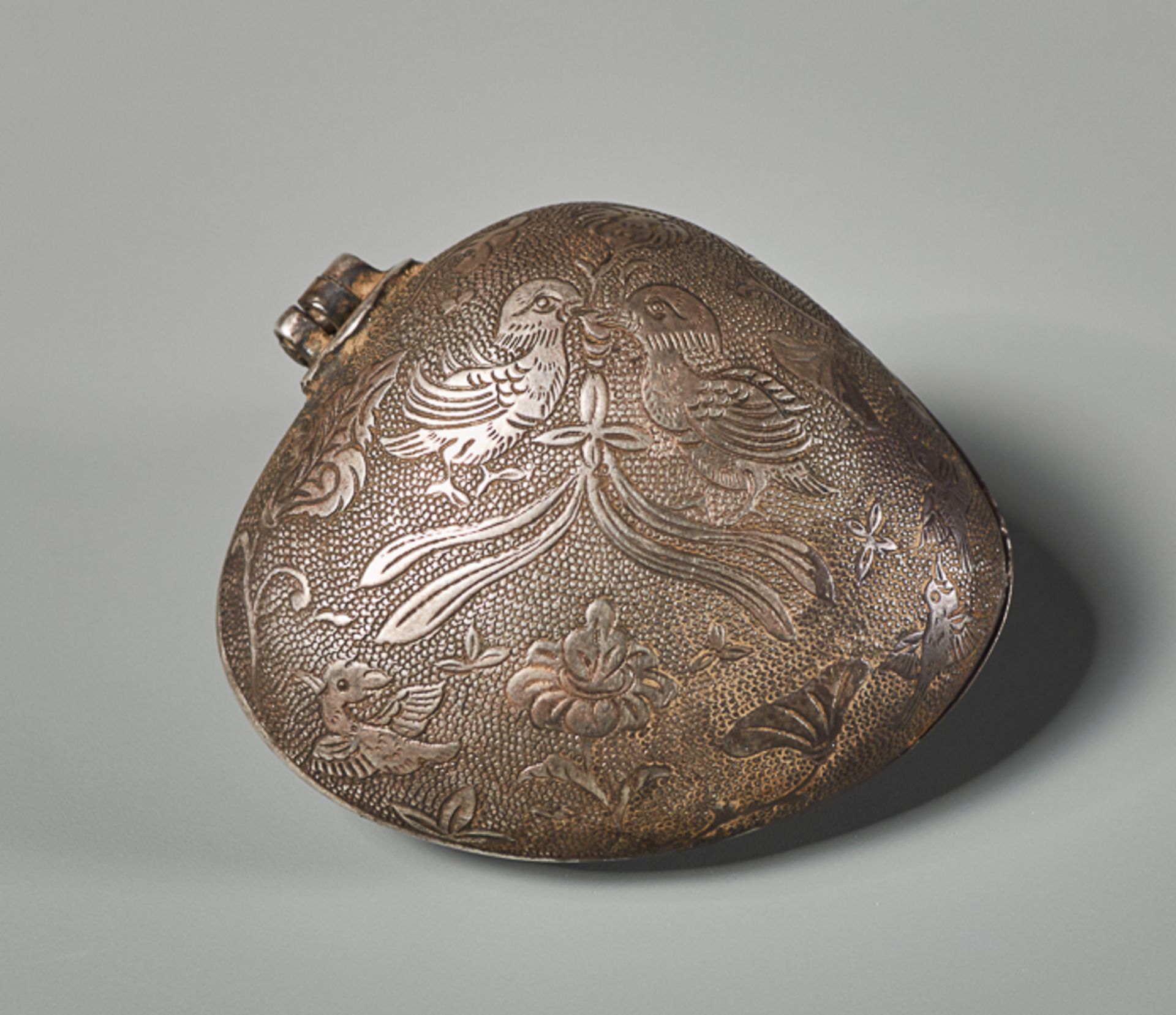 MUSCHELFÖRMIGES DÖSCHEN MIT VOGELDEKOR Silber-Repoussé. China, vemutlich Tang-Dynastie (618 - 907)