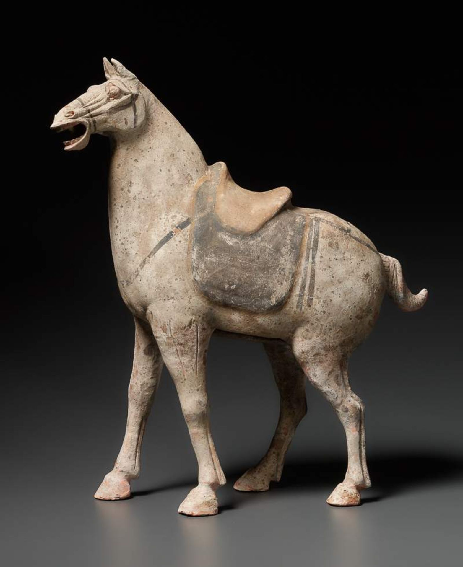 GESATTELTES PFERD Terrakotta mit Bemalung. China, Tang-Dynastie (618 - 905) Dieses Pferd hat einen