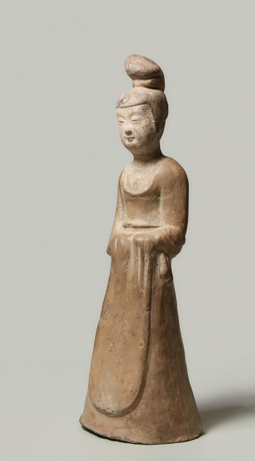 STEHENDE HOFDAME Terrakotta. China, Tang-Dynastie (618 - 905) Schlanke Figur in bodenlangem Rock, - Bild 2 aus 5