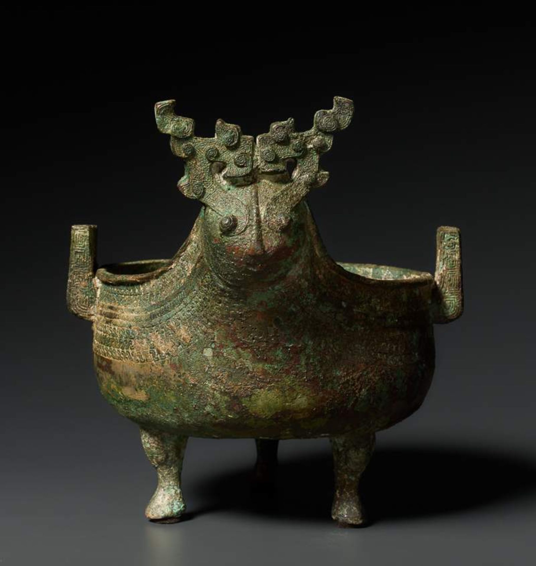 SELTENES ARCHAISCHES BRONZEGEFÄSS MIT TIERKOPF Bronze. China, vermutlich Östliche Zhou-Dynastie, ca. - Image 6 of 7