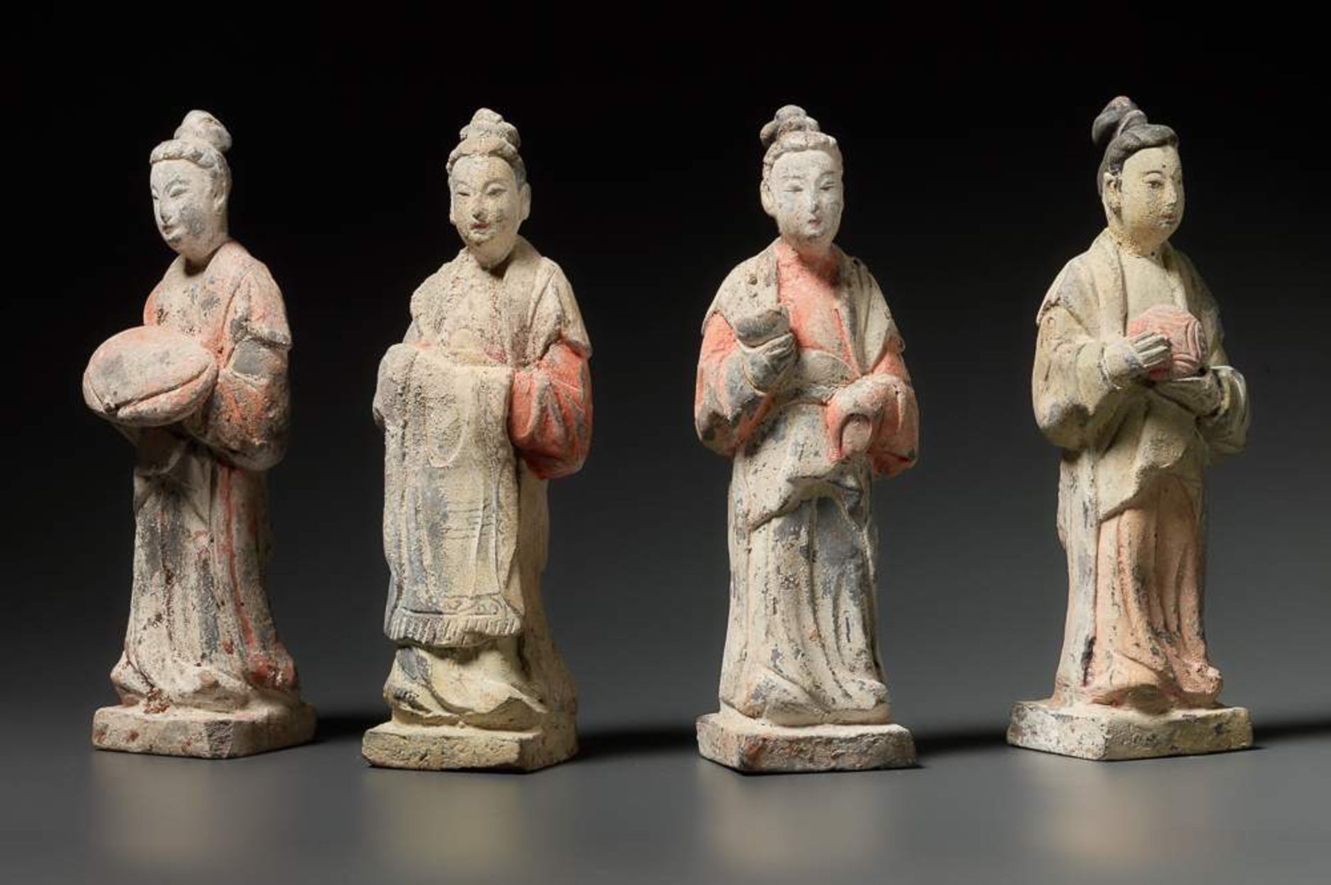 VIER STEHENDE HOFDAMEN MIT GABEN Terrakotta mit Bemalung. China, Yuan-Dynastie ca. 14. Jh. (TL- - Image 2 of 5