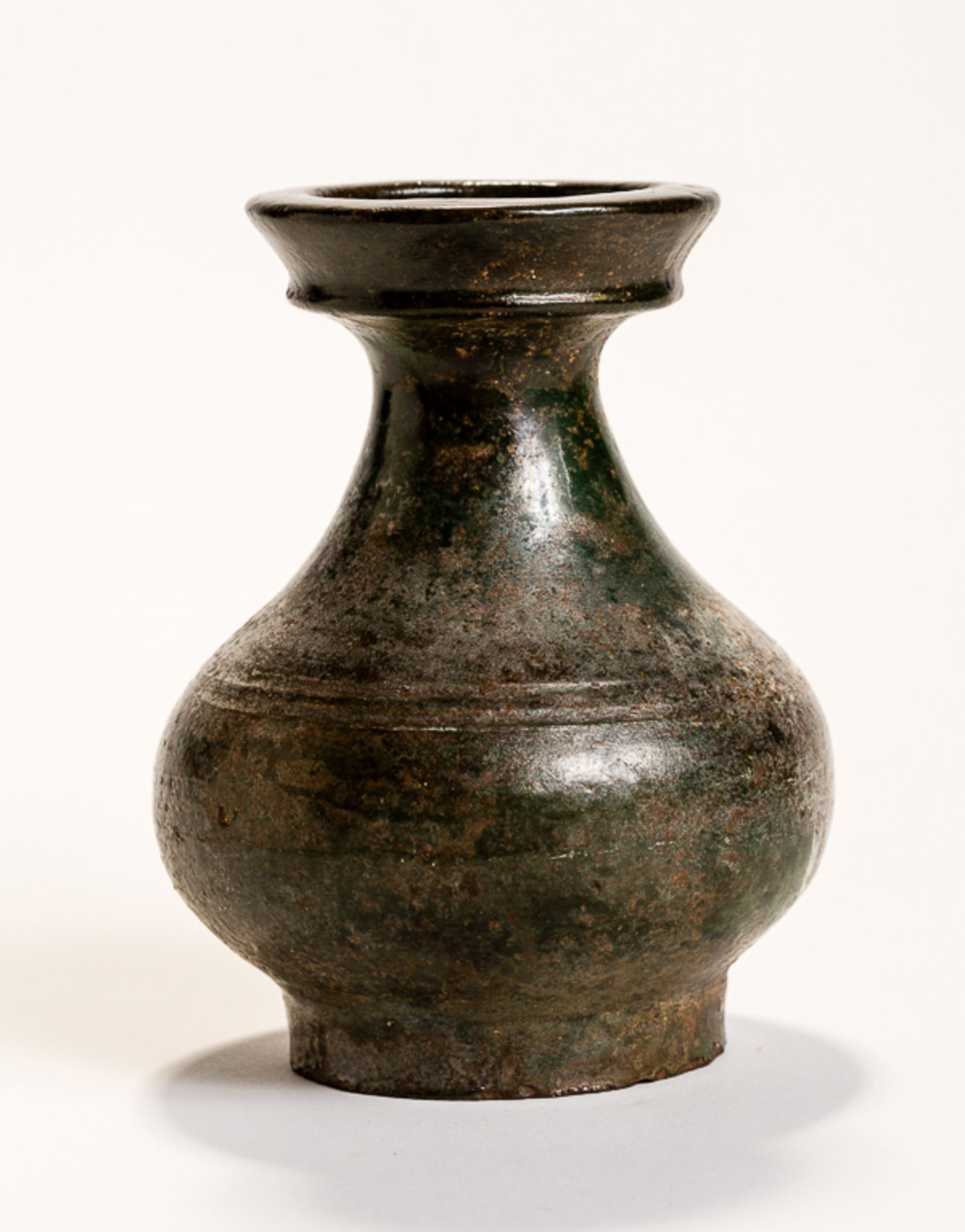 GRÜN GLASIERTES GEFÄSS HUGlasierte Keramik. Nordchina, Han-Dynastie, um 1. Jh.Fester Gefäßkörper