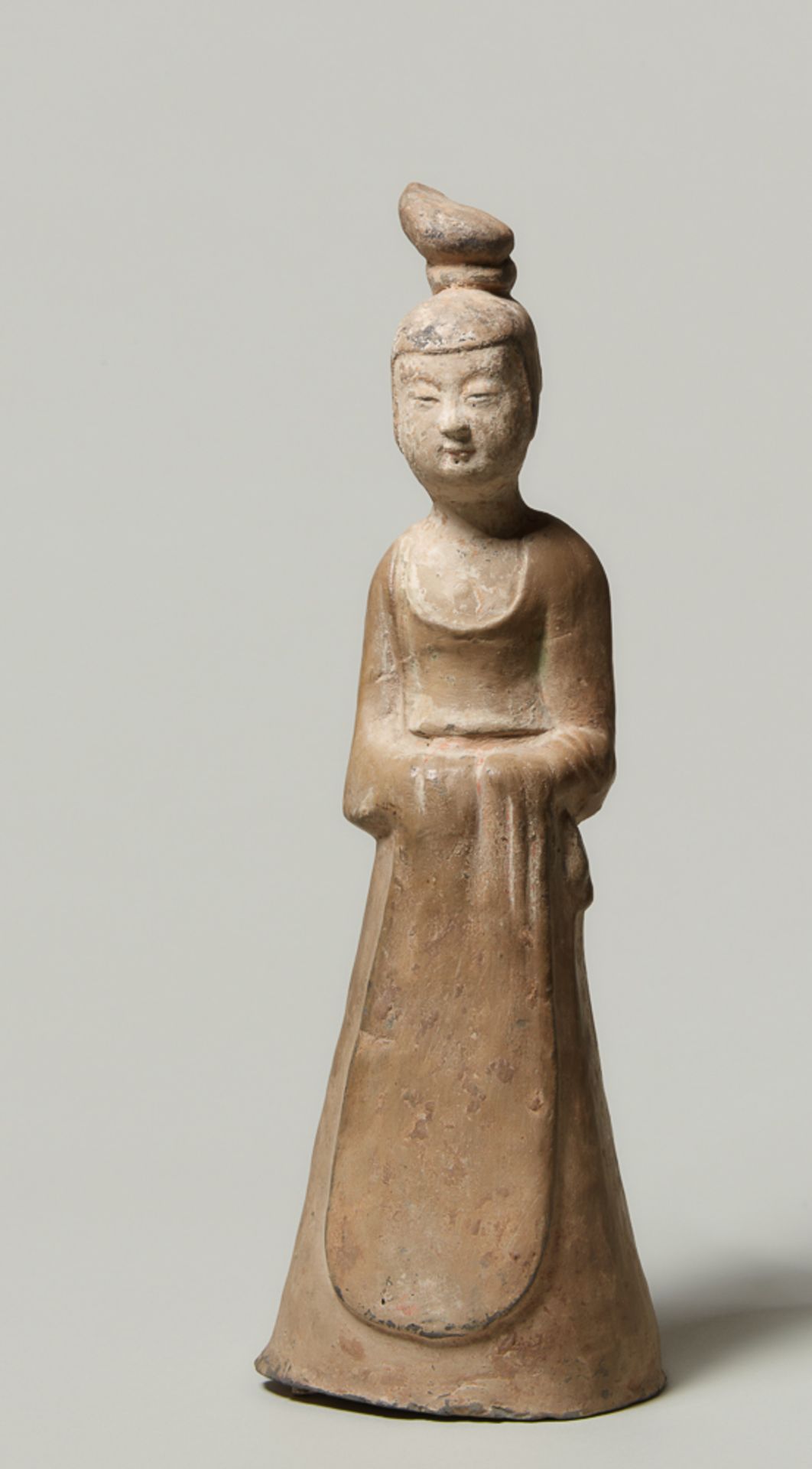 STEHENDE HOFDAME Terrakotta. China, Tang-Dynastie (618 - 905) Schlanke Figur in bodenlangem Rock,