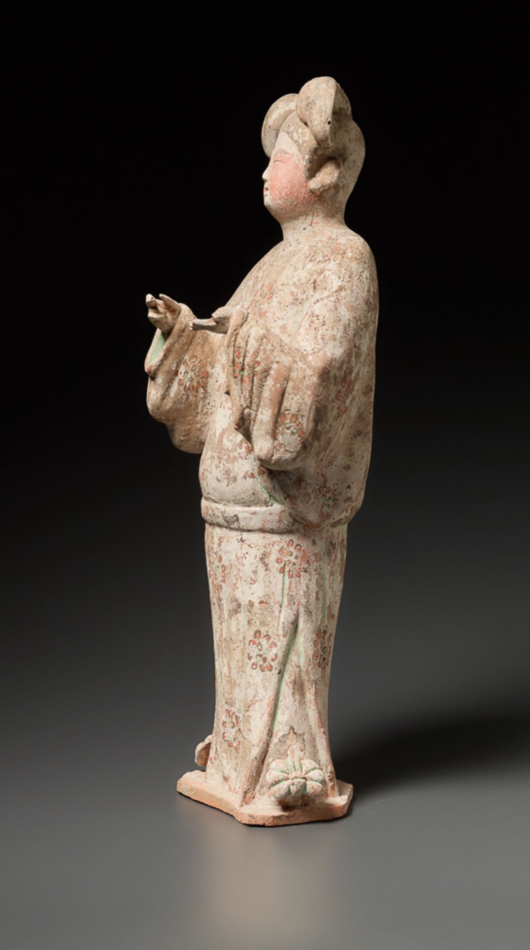 HOFDAME MIT DOPPELTEM HAARKNOTEN Terrakotta mit Bemalung. China, Tang-Dynastie (618 - 905) Eine - Image 4 of 5