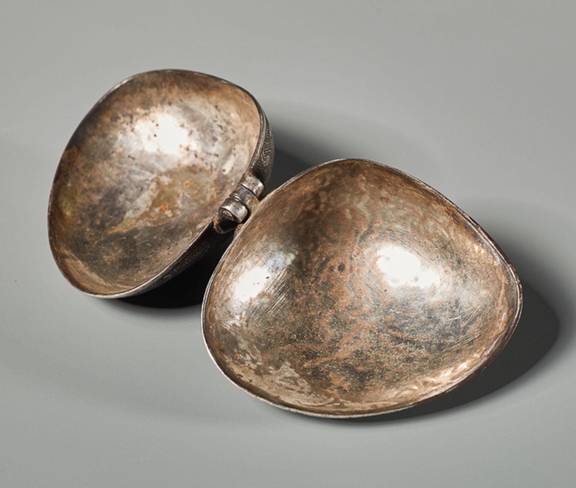 MUSCHELFÖRMIGES DÖSCHEN MIT VOGELDEKOR Silber-Repoussé. China, vemutlich Tang-Dynastie (618 - 907) - Image 2 of 5