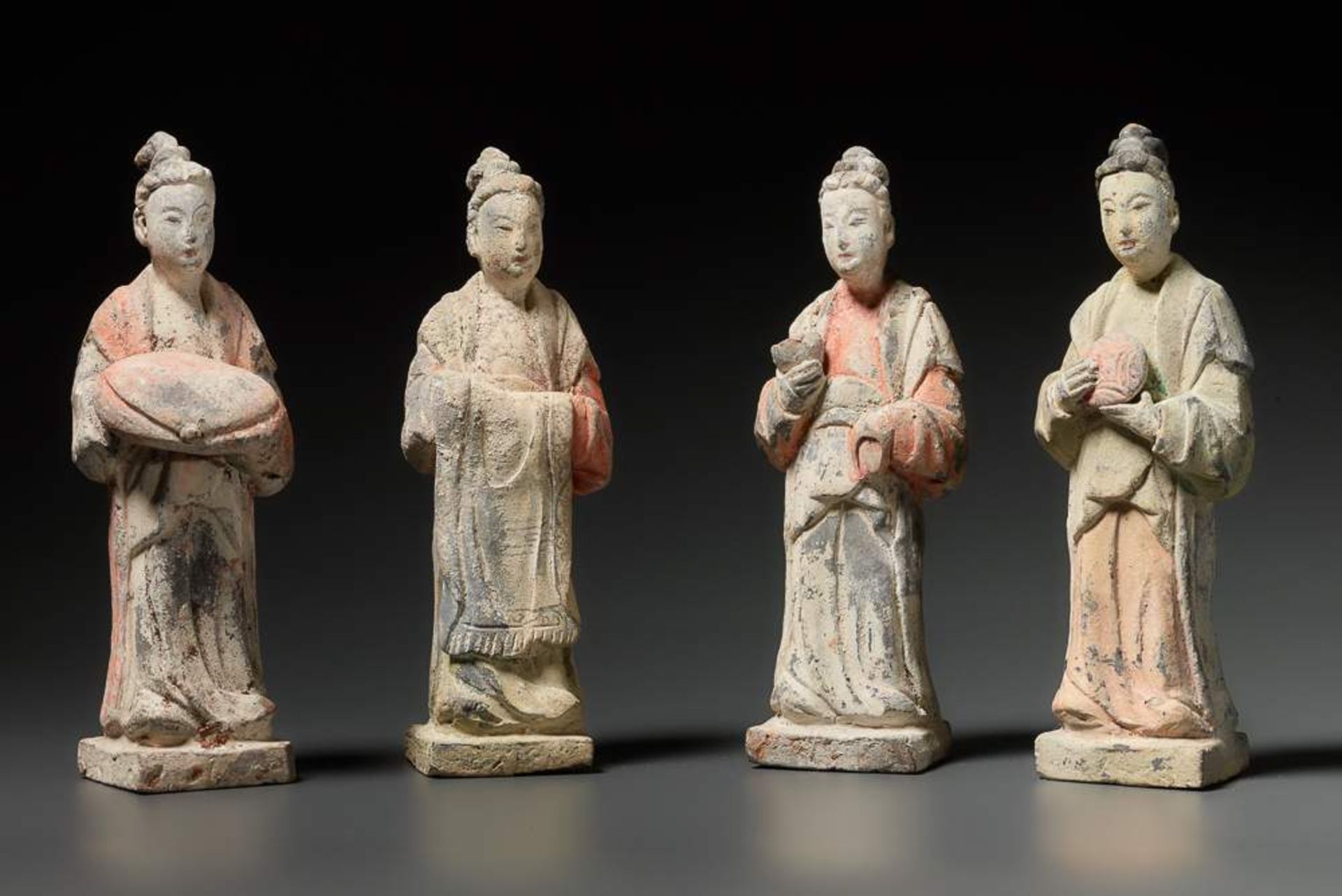 VIER STEHENDE HOFDAMEN MIT GABEN Terrakotta mit Bemalung. China, Yuan-Dynastie ca. 14. Jh. (TL-
