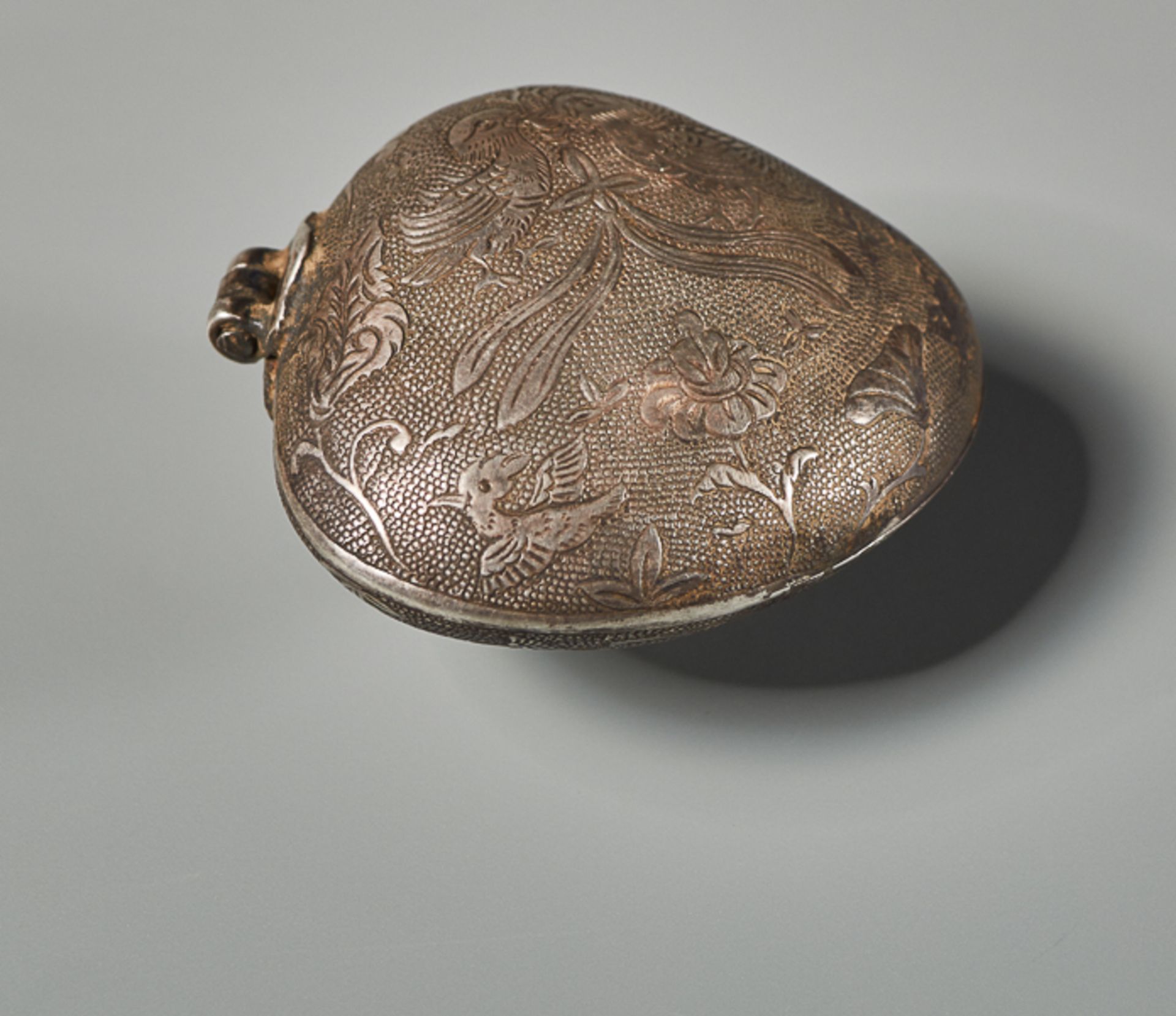 MUSCHELFÖRMIGES DÖSCHEN MIT VOGELDEKOR Silber-Repoussé. China, vemutlich Tang-Dynastie (618 - 907) - Bild 4 aus 5