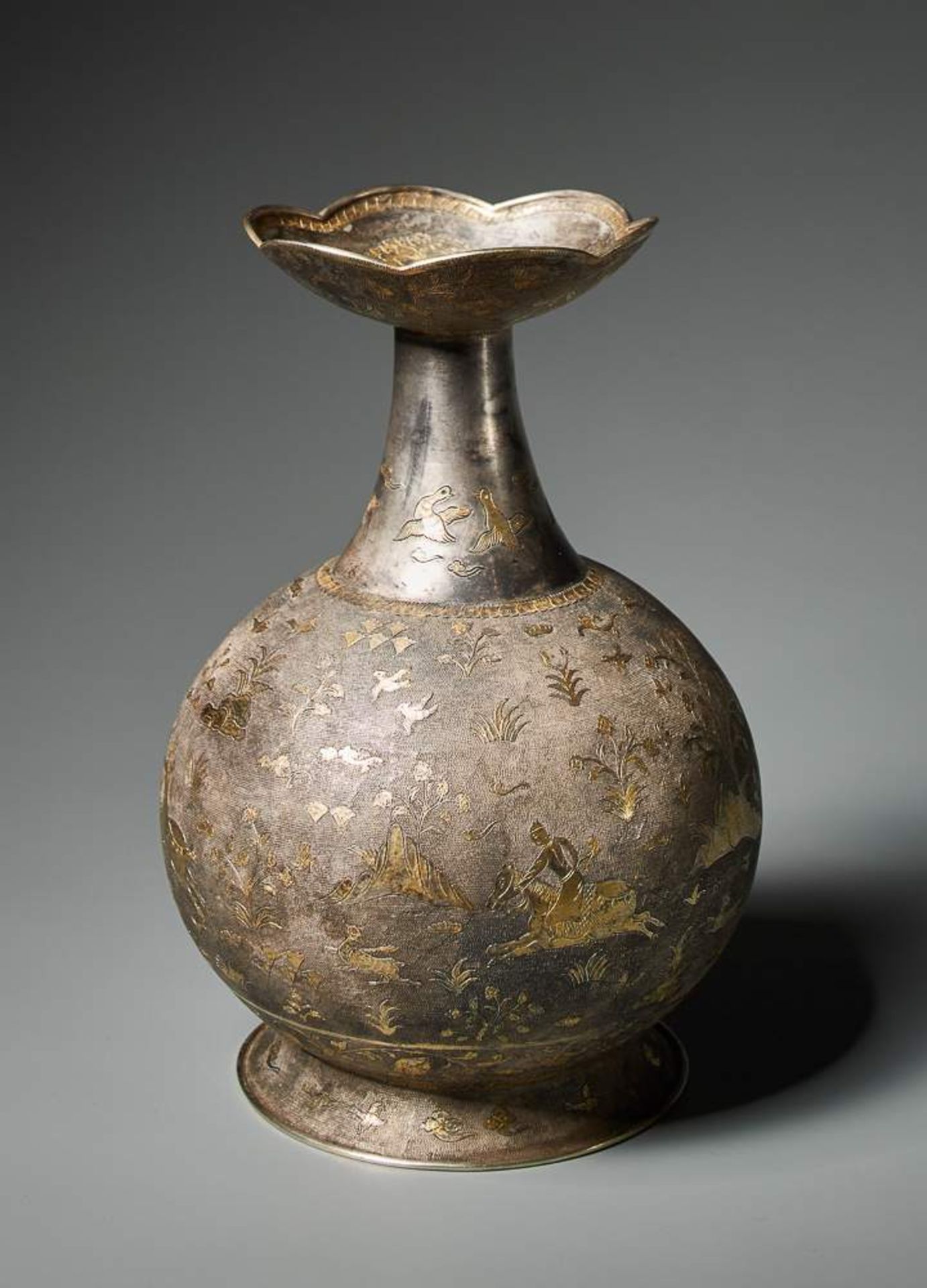 VASE MIT JAGDSZENE Silber-Repoussé mit Vergoldung. China, vermutlich Tang-Dynastie (618 - 907) Reich