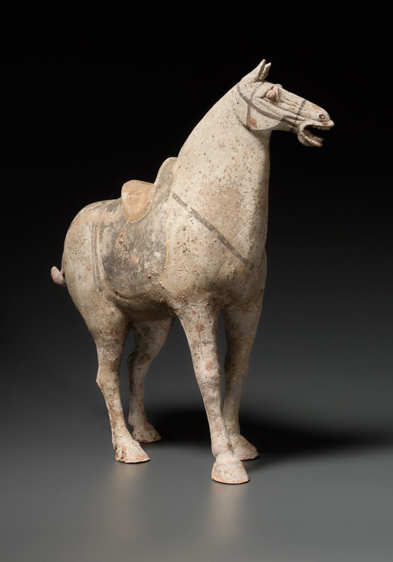 GESATTELTES PFERD Terrakotta mit Bemalung. China, Tang-Dynastie (618 - 905) Dieses Pferd hat einen - Bild 2 aus 4