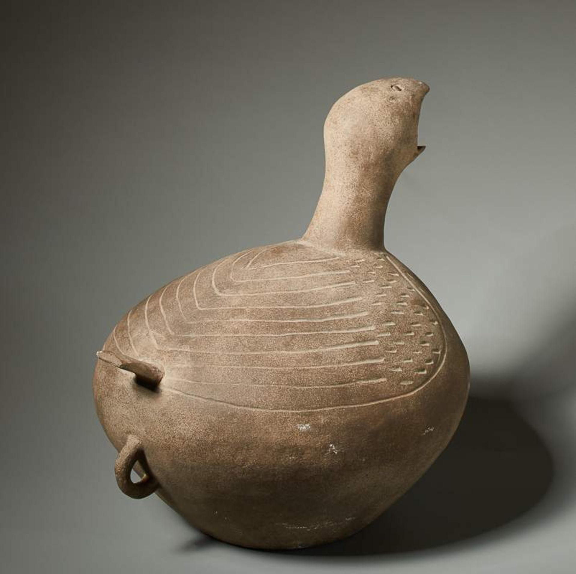 GEFÄSS IN FORM EINES SCHREIENDEN VOGELS Gebrannte Keramik. China, Östliche Zhou-Dynastie, ca. 8. bis - Image 4 of 4