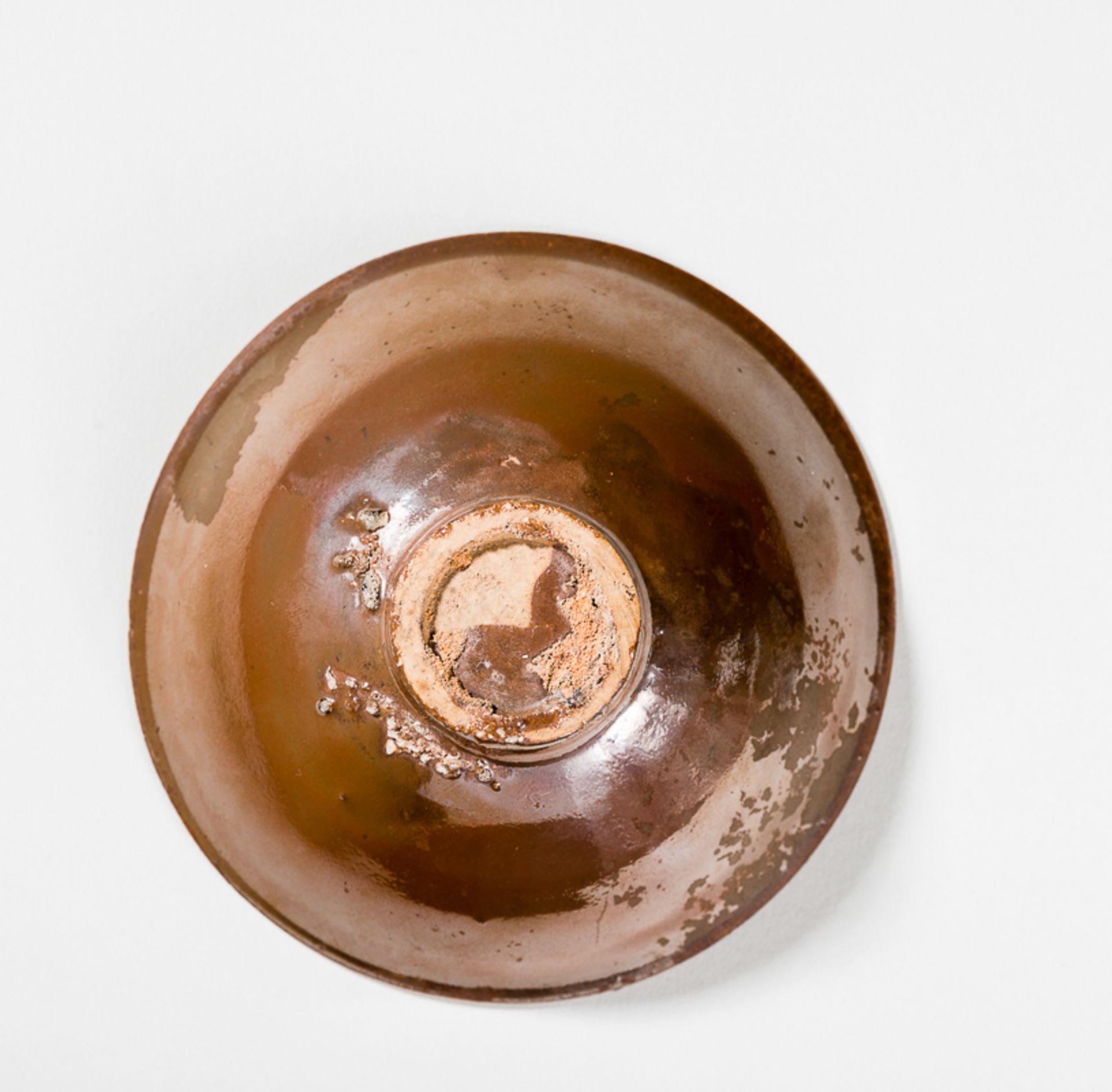 SCHALE MIT ROSTBRAUNER GLASURGlasierte Keramik. China, Nördl. Song bis Jin, 11. bis 12. Jh.Eine - Bild 3 aus 4