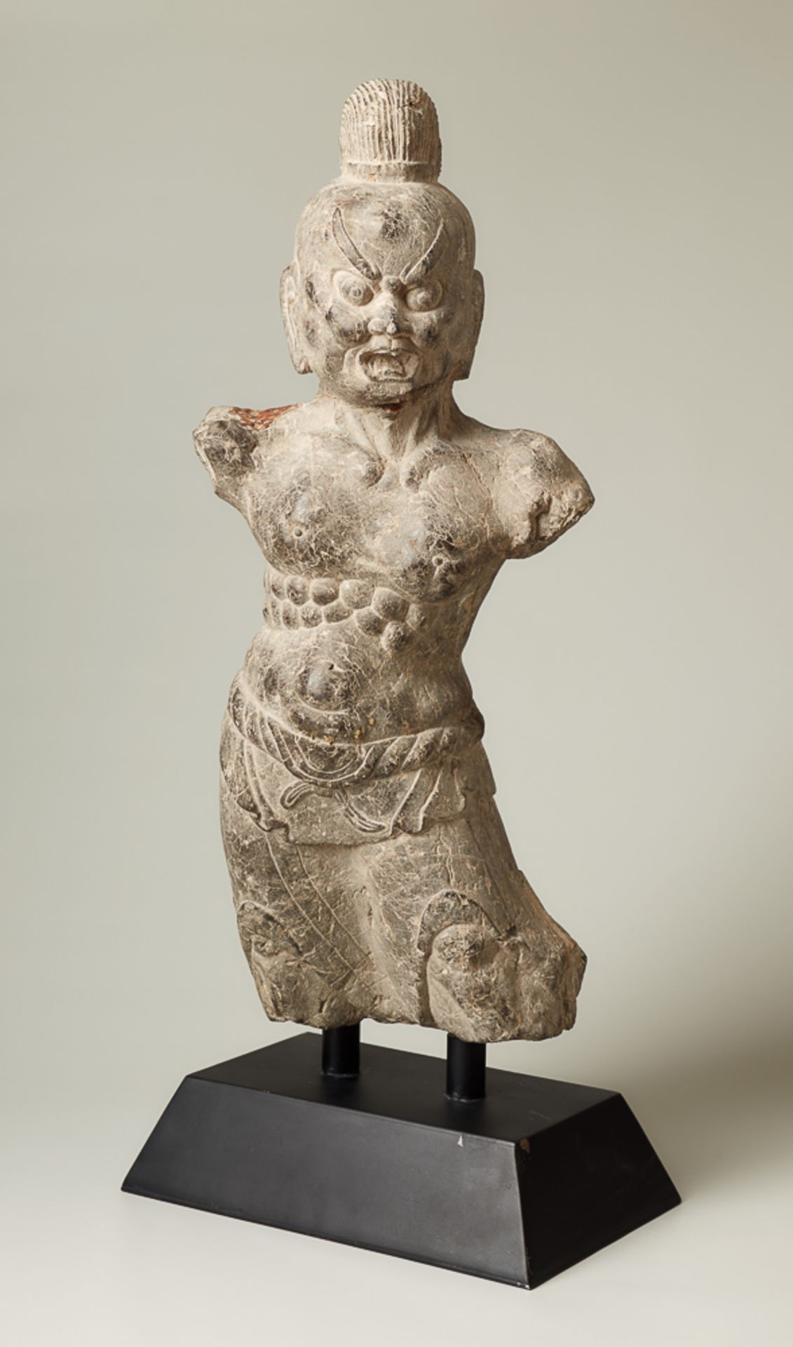 SKULPTUR EINER WÄCHTERGOTTHEIT Grauer Stein. China, Tang-Dynastie (618 - 907) Besonders der Kopf,