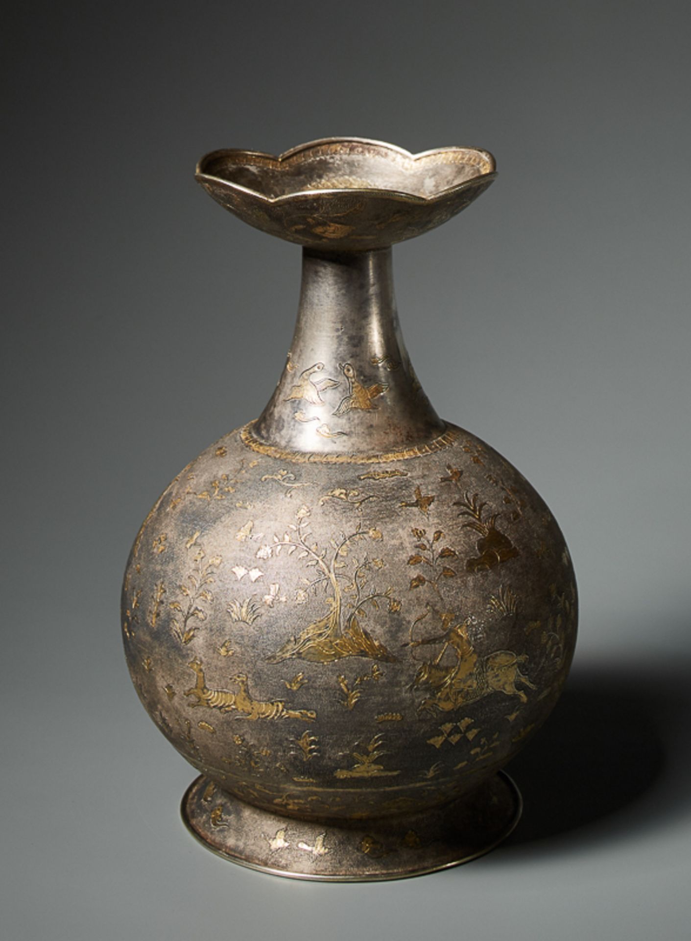 VASE MIT JAGDSZENE Silber-Repoussé mit Vergoldung. China, vermutlich Tang-Dynastie (618 - 907) Reich - Image 2 of 6