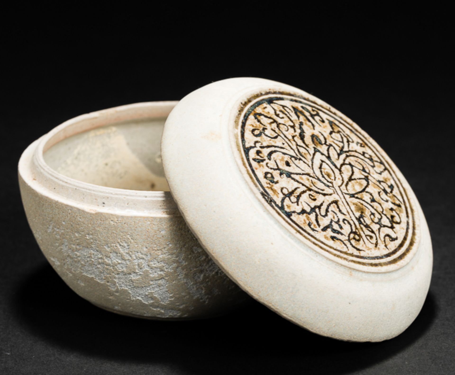 DECKELDOSE MIT BLÜTENDEKORTeilglasierte Keramik. China, Cizhou, Song-Zeit, ca. 10. bis 12. Jh.Dieses - Image 2 of 5