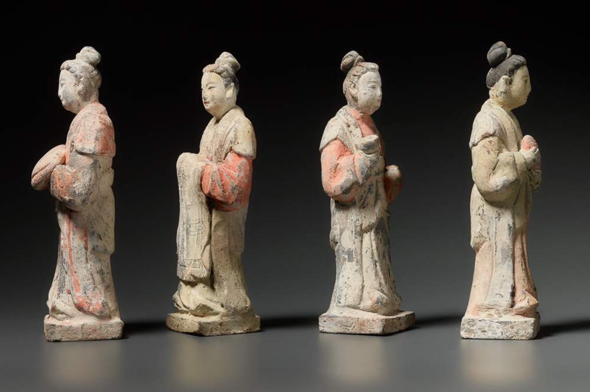 VIER STEHENDE HOFDAMEN MIT GABEN Terrakotta mit Bemalung. China, Yuan-Dynastie ca. 14. Jh. (TL- - Image 4 of 5
