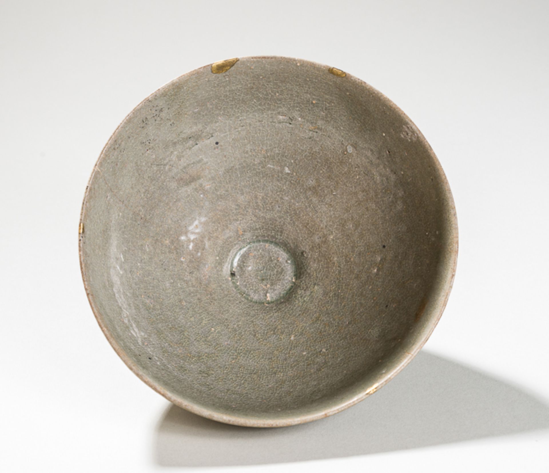 TIEFE SCHALE MIT SELADONGLASURGlasiertes Steingut. Korea, Koryo-Dynastie, ca. 12. bis 13. Jh.Seltene - Image 2 of 4