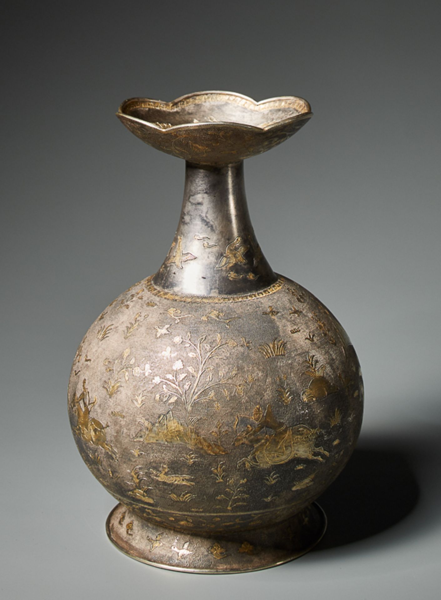 VASE MIT JAGDSZENE Silber-Repoussé mit Vergoldung. China, vermutlich Tang-Dynastie (618 - 907) Reich - Image 3 of 6