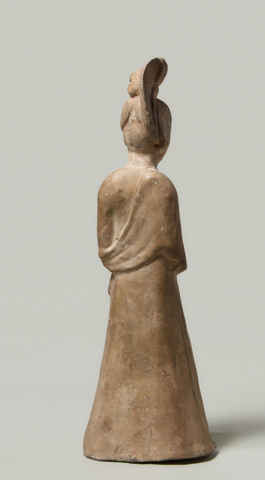 STEHENDE HOFDAME Terrakotta. China, Tang-Dynastie (618 - 905) Schlanke Figur in bodenlangem Rock, - Image 5 of 5