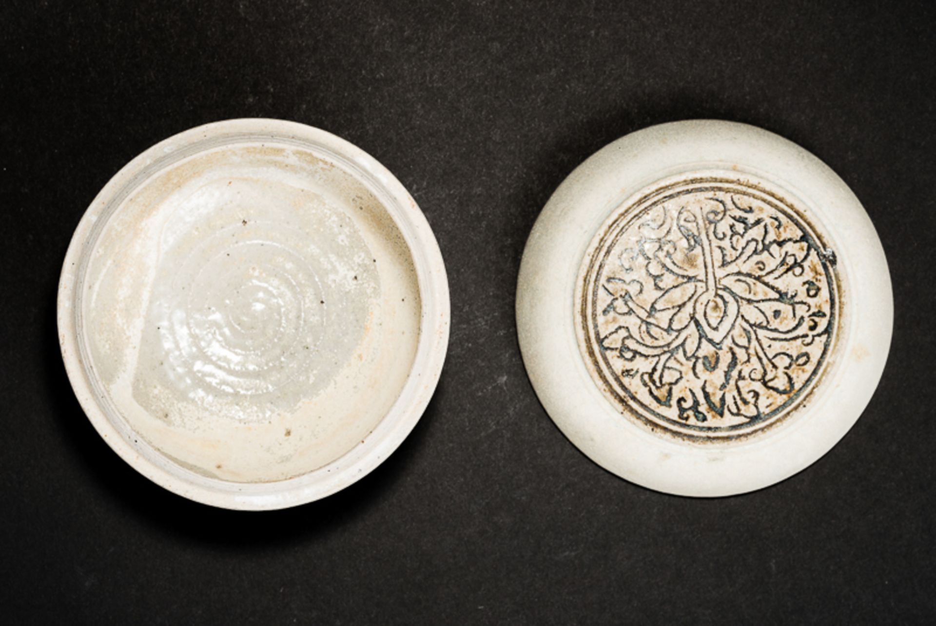 DECKELDOSE MIT BLÜTENDEKORTeilglasierte Keramik. China, Cizhou, Song-Zeit, ca. 10. bis 12. Jh.Dieses - Bild 4 aus 5
