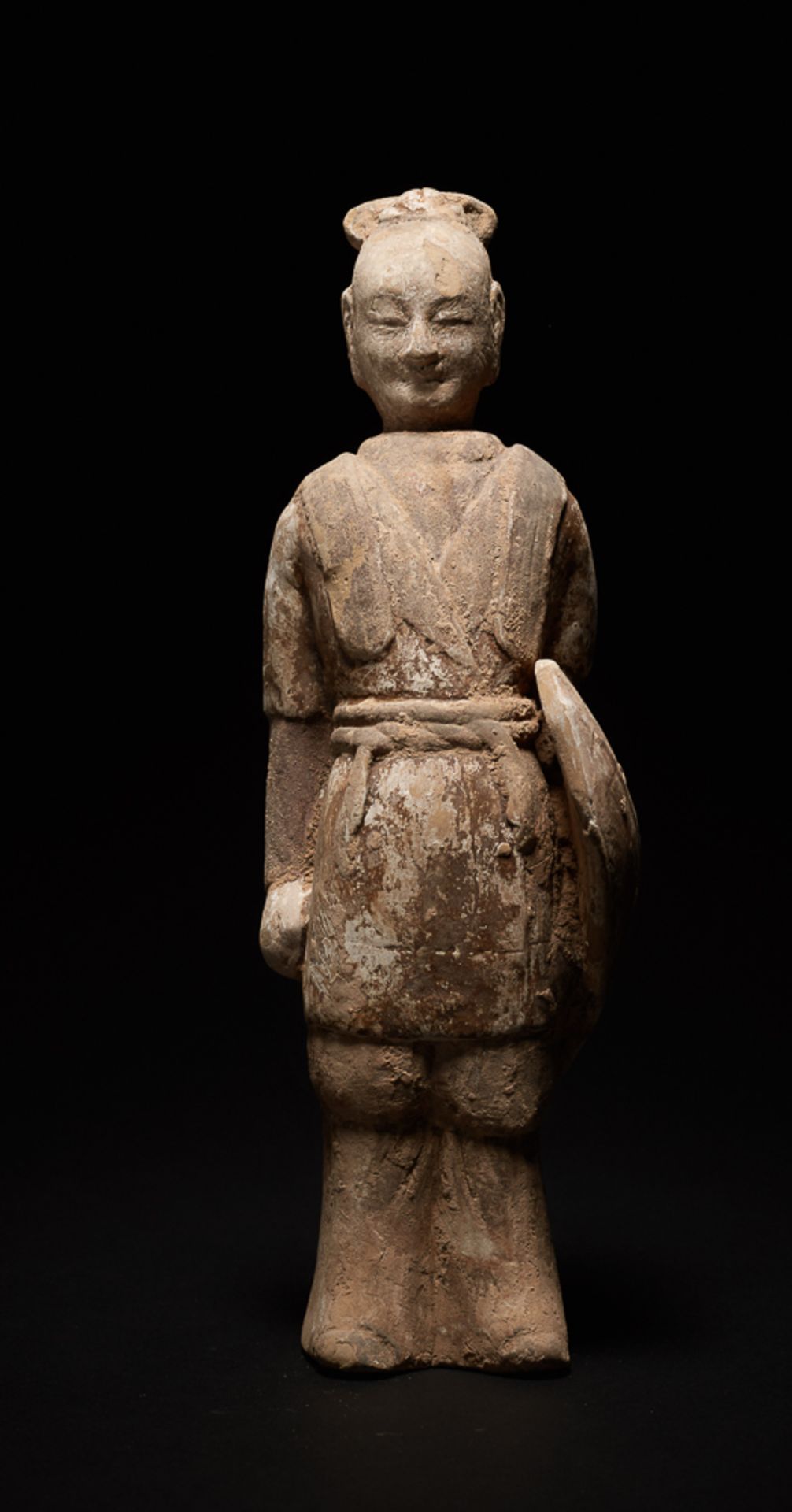 KRIEGER MIT SCHILD Terrakotta mit Bemalung. China, Nördl. Qi-Dynastie (550 - 589) Figurine mit - Bild 2 aus 6