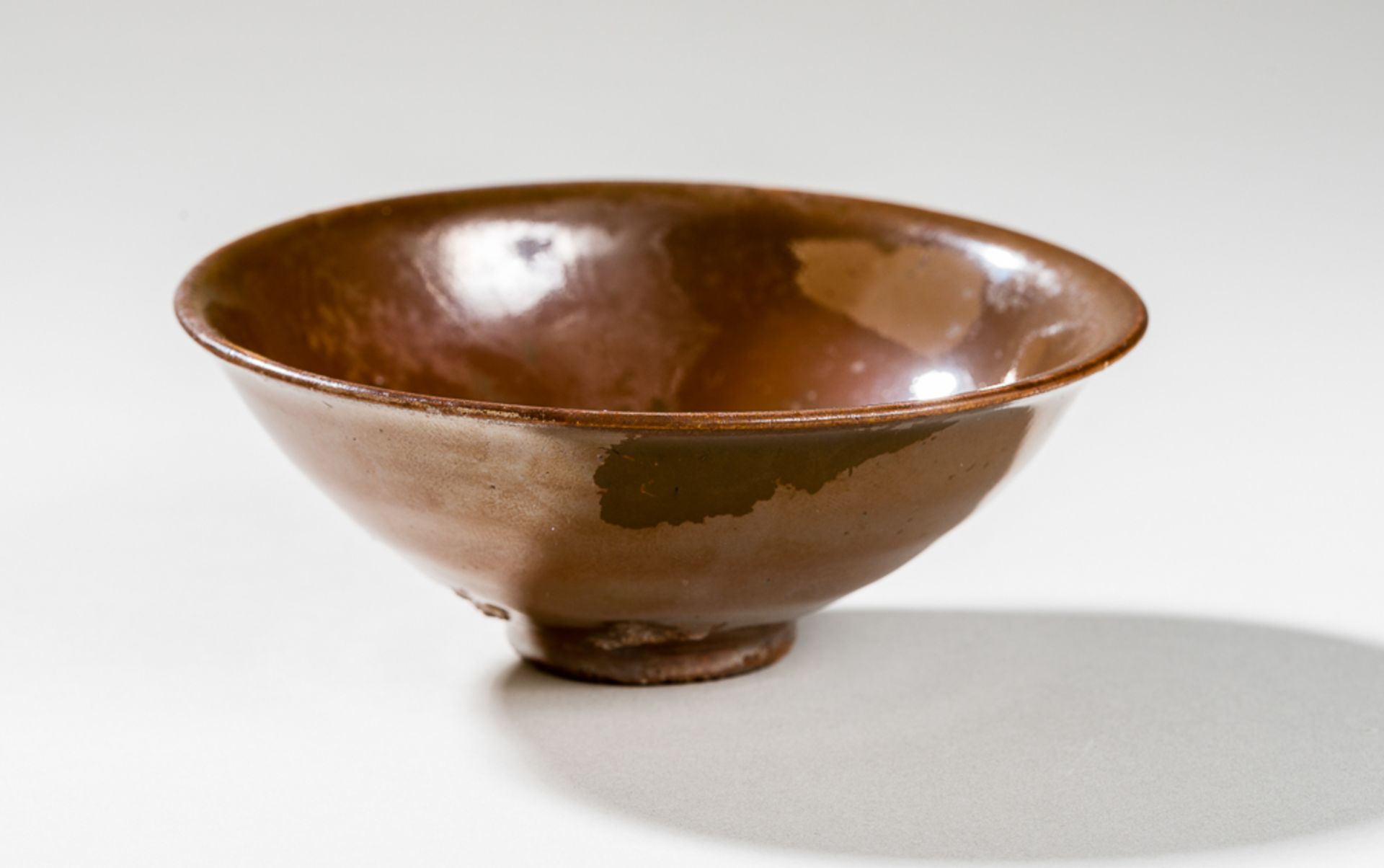 SCHALE MIT ROSTBRAUNER GLASURGlasierte Keramik. China, Nördl. Song bis Jin, 11. bis 12. Jh.Eine