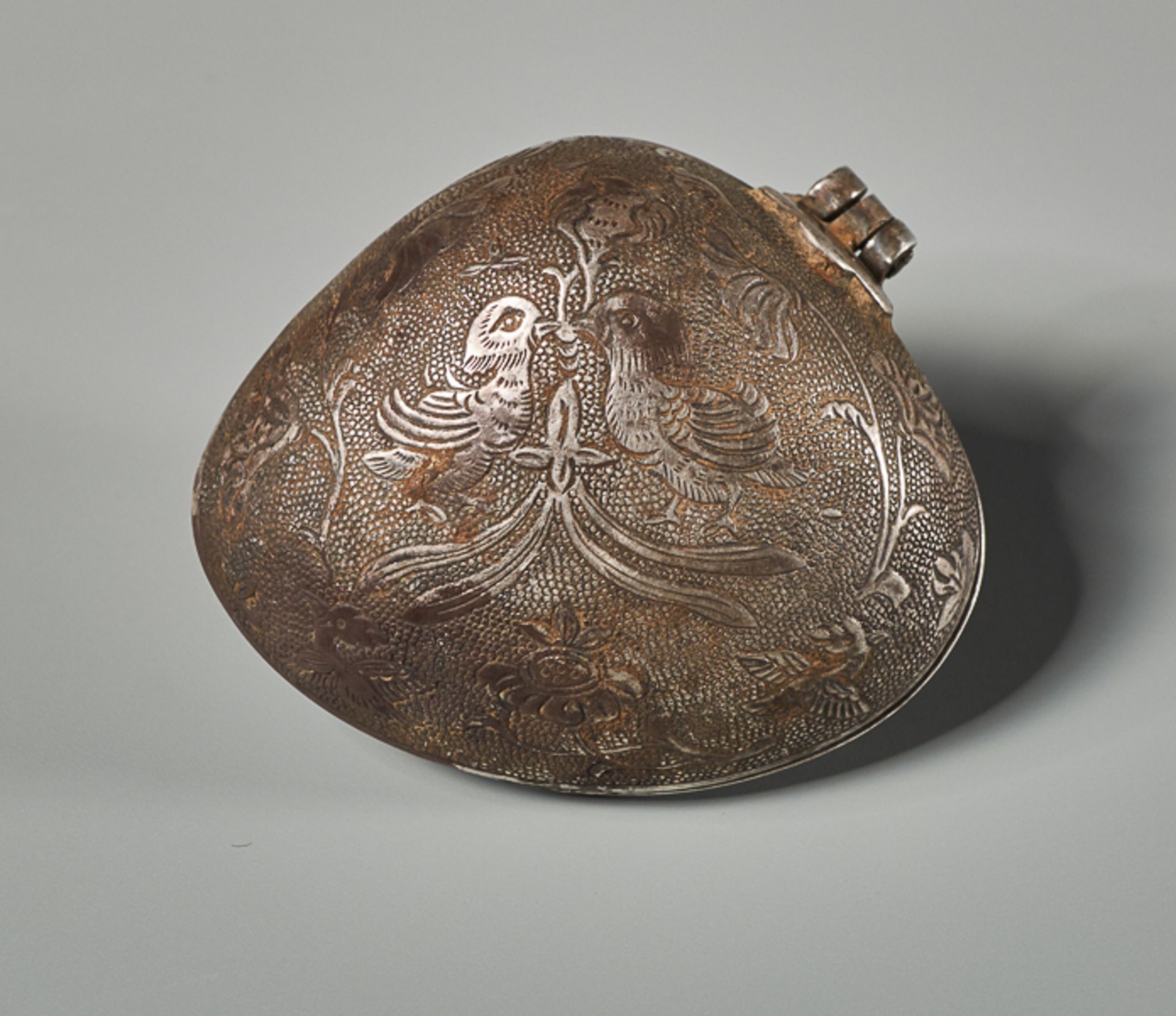 MUSCHELFÖRMIGES DÖSCHEN MIT VOGELDEKOR Silber-Repoussé. China, vemutlich Tang-Dynastie (618 - 907) - Image 3 of 5