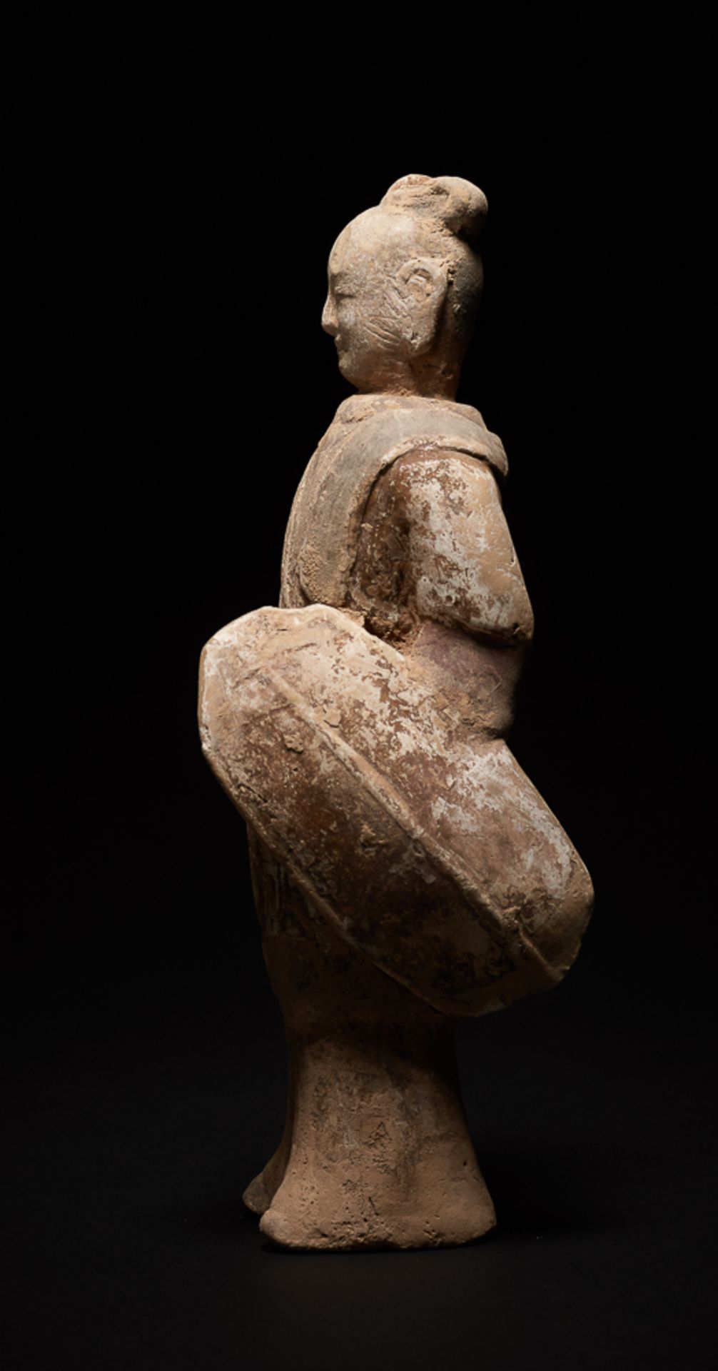 KRIEGER MIT SCHILD Terrakotta mit Bemalung. China, Nördl. Qi-Dynastie (550 - 589) Figurine mit - Image 4 of 6