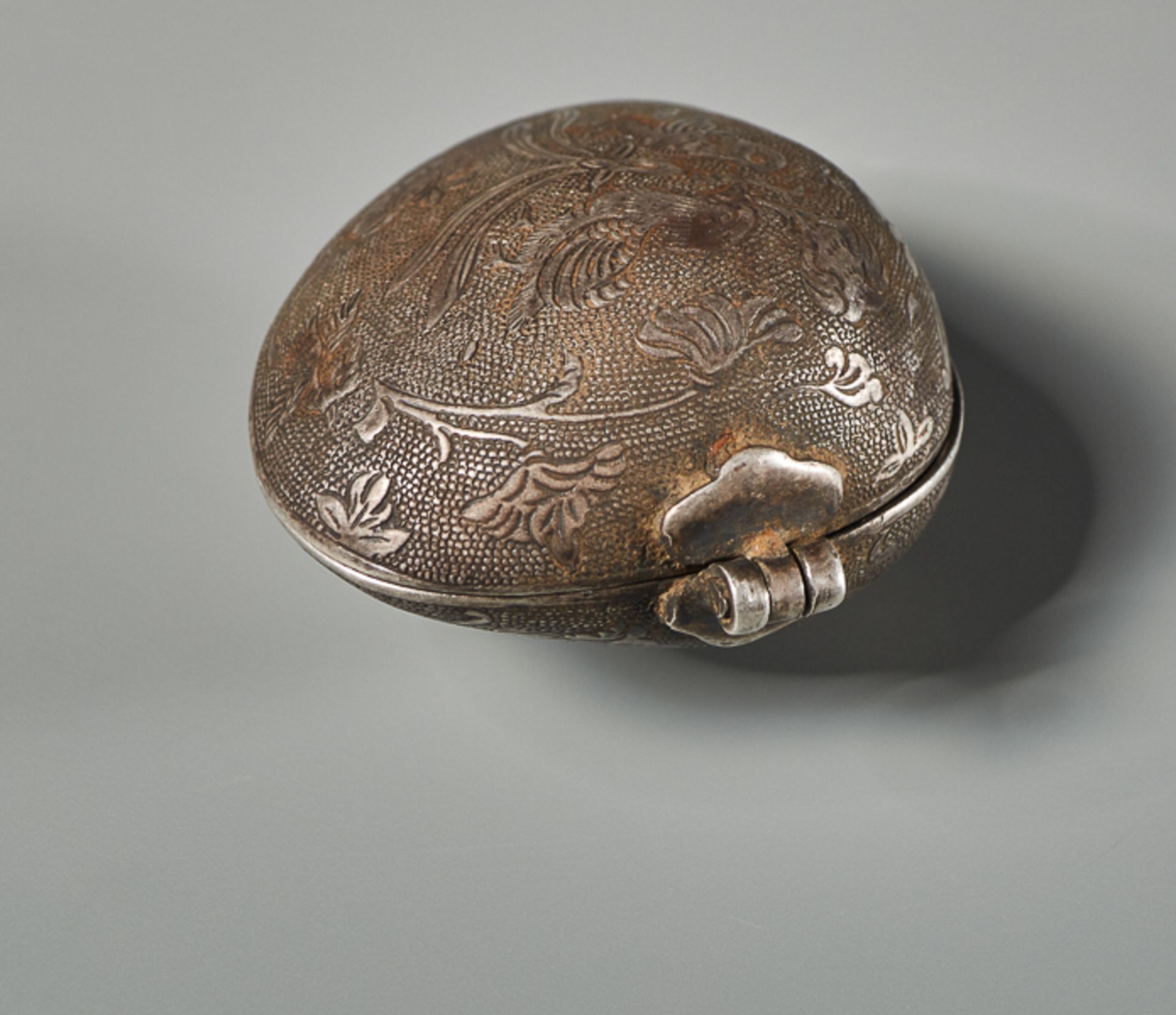 MUSCHELFÖRMIGES DÖSCHEN MIT VOGELDEKOR Silber-Repoussé. China, vemutlich Tang-Dynastie (618 - 907) - Image 5 of 5