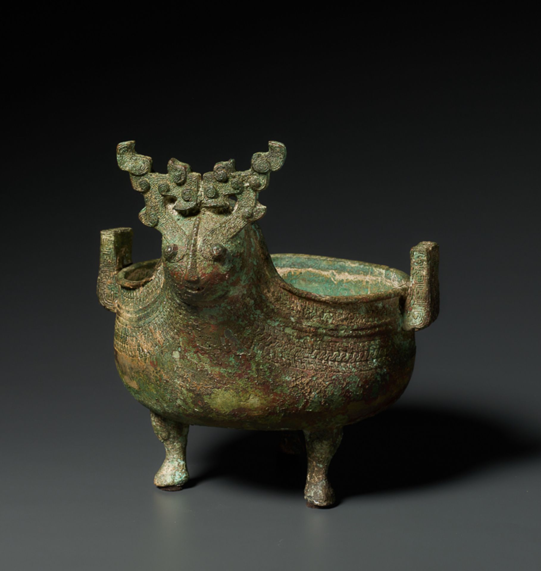 SELTENES ARCHAISCHES BRONZEGEFÄSS MIT TIERKOPF Bronze. China, vermutlich Östliche Zhou-Dynastie, ca. - Image 5 of 7