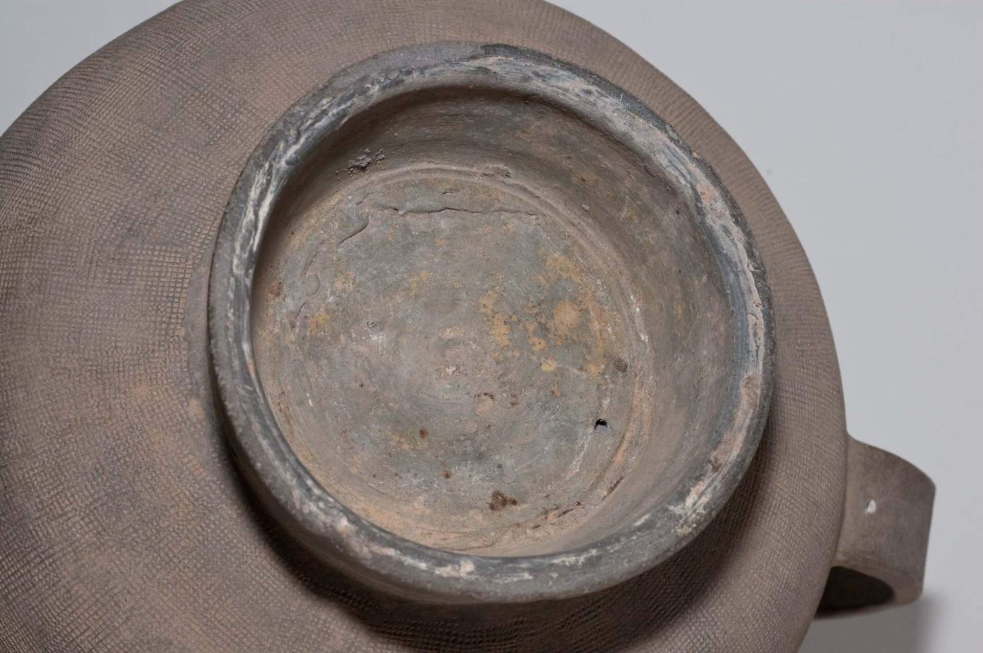 BRONZEZEITLICHES SCHNABELGEFÄSS Terrakotta. China, Qijia-Kultur, ca. 2.000 - 1.600 vor Diese sehr - Image 6 of 6