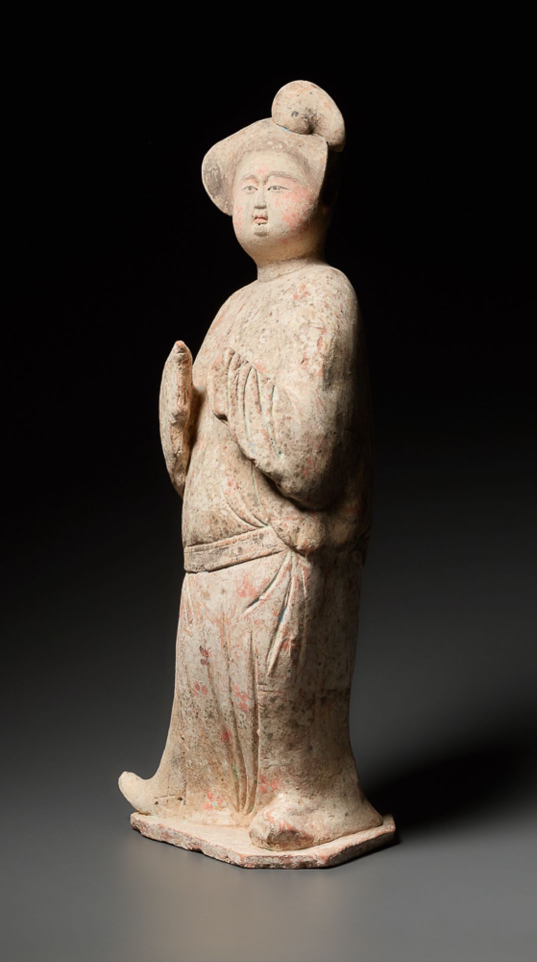 GRÖSSERE FIGURINE EINER HOFDAME Terrakotta mit Bemalung. China, Tang-Dynastie (618 - 905) Diese - Image 3 of 5