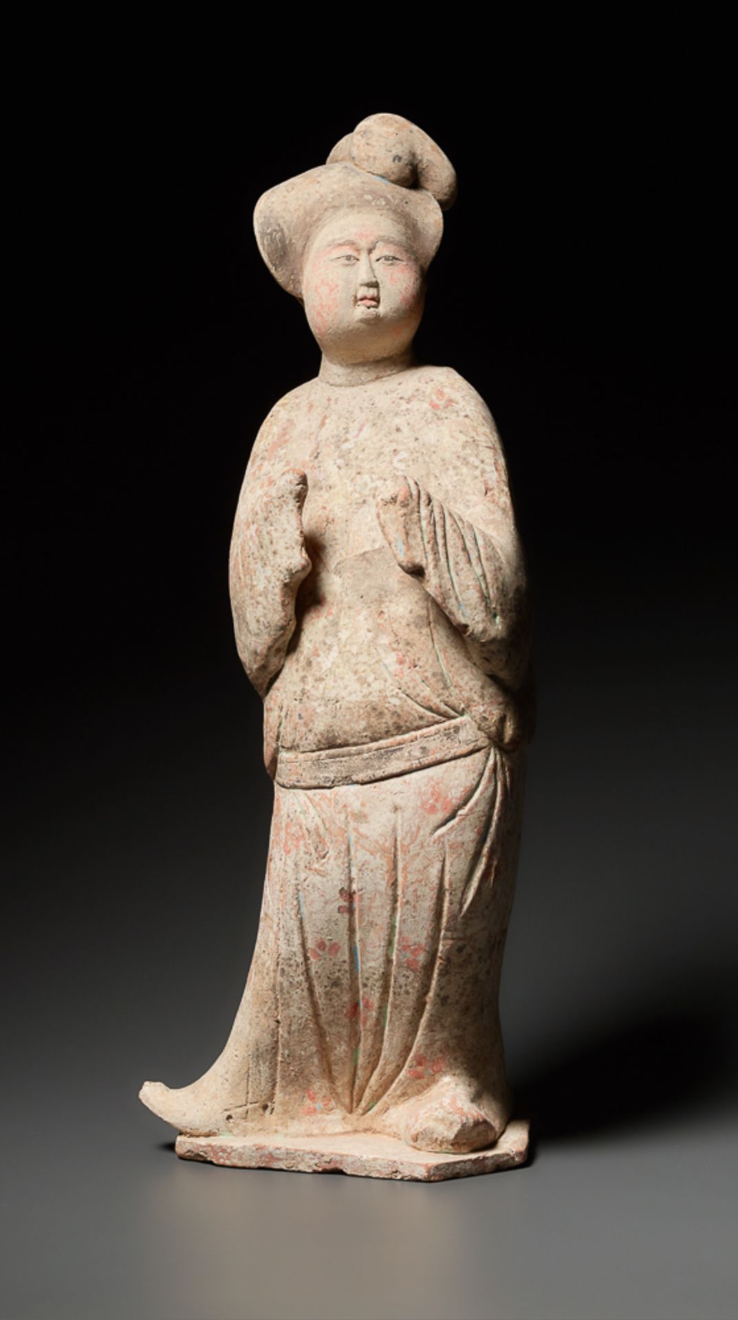 GRÖSSERE FIGURINE EINER HOFDAME Terrakotta mit Bemalung. China, Tang-Dynastie (618 - 905) Diese - Image 2 of 5