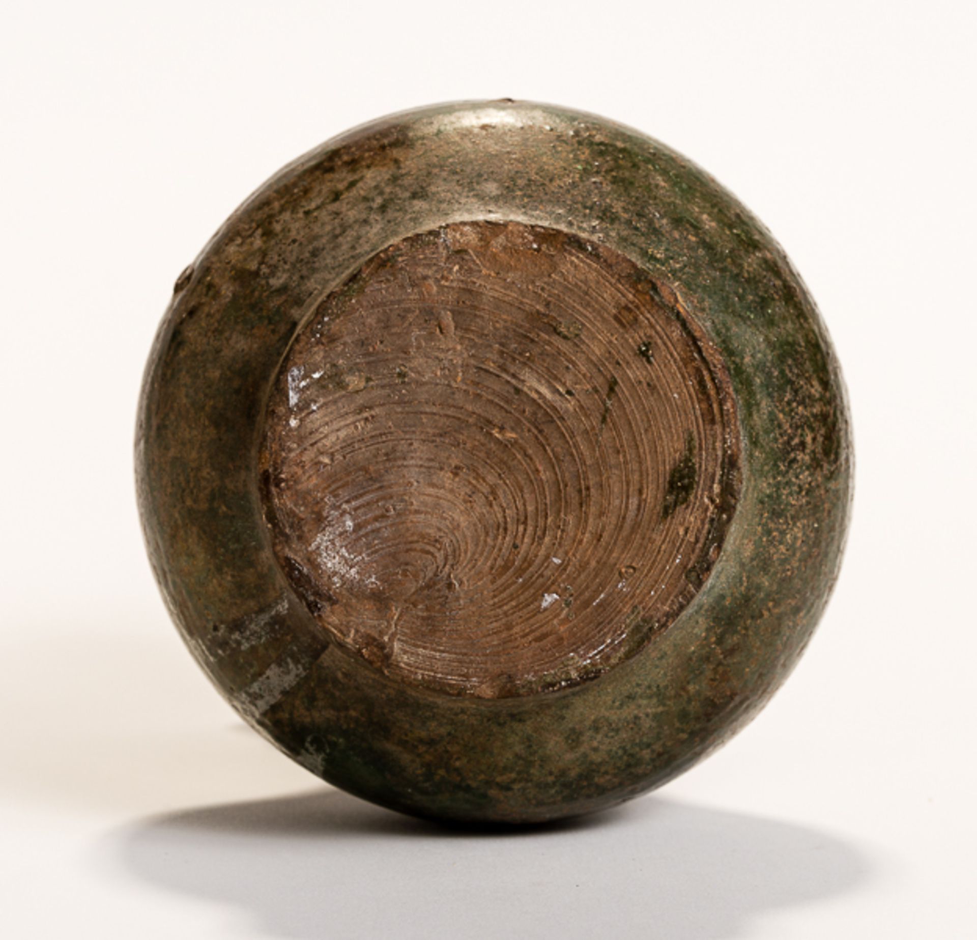 GRÜN GLASIERTES GEFÄSS HUGlasierte Keramik. Nordchina, Han-Dynastie, um 1. Jh.Fester Gefäßkörper - Image 3 of 4