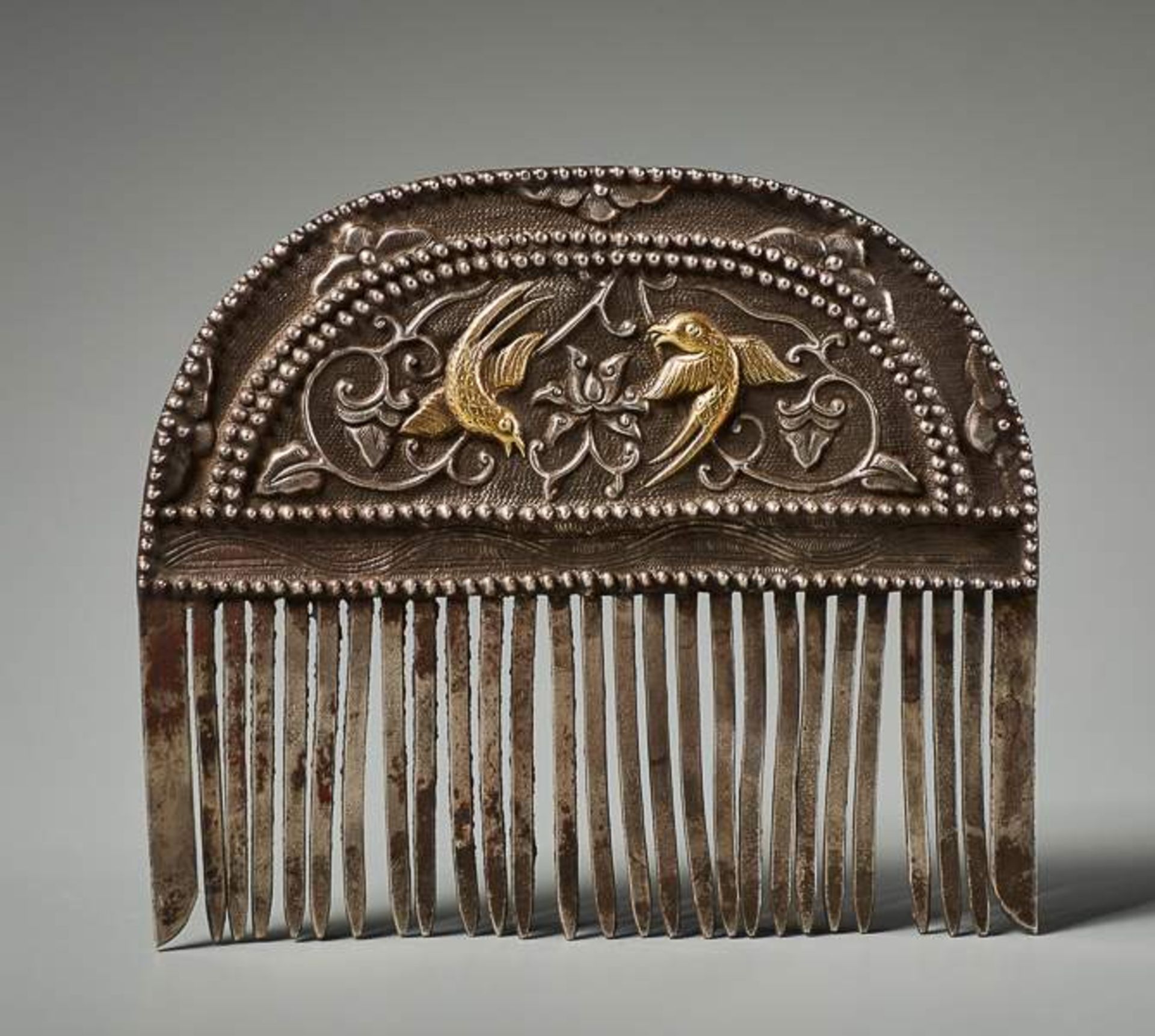 KAMM MIT BLÜTEN UND VOGELDEKOR Silber-Repoussé mit Vergoldung. China, vermutlich Tang-Dynastie ( - Image 2 of 4