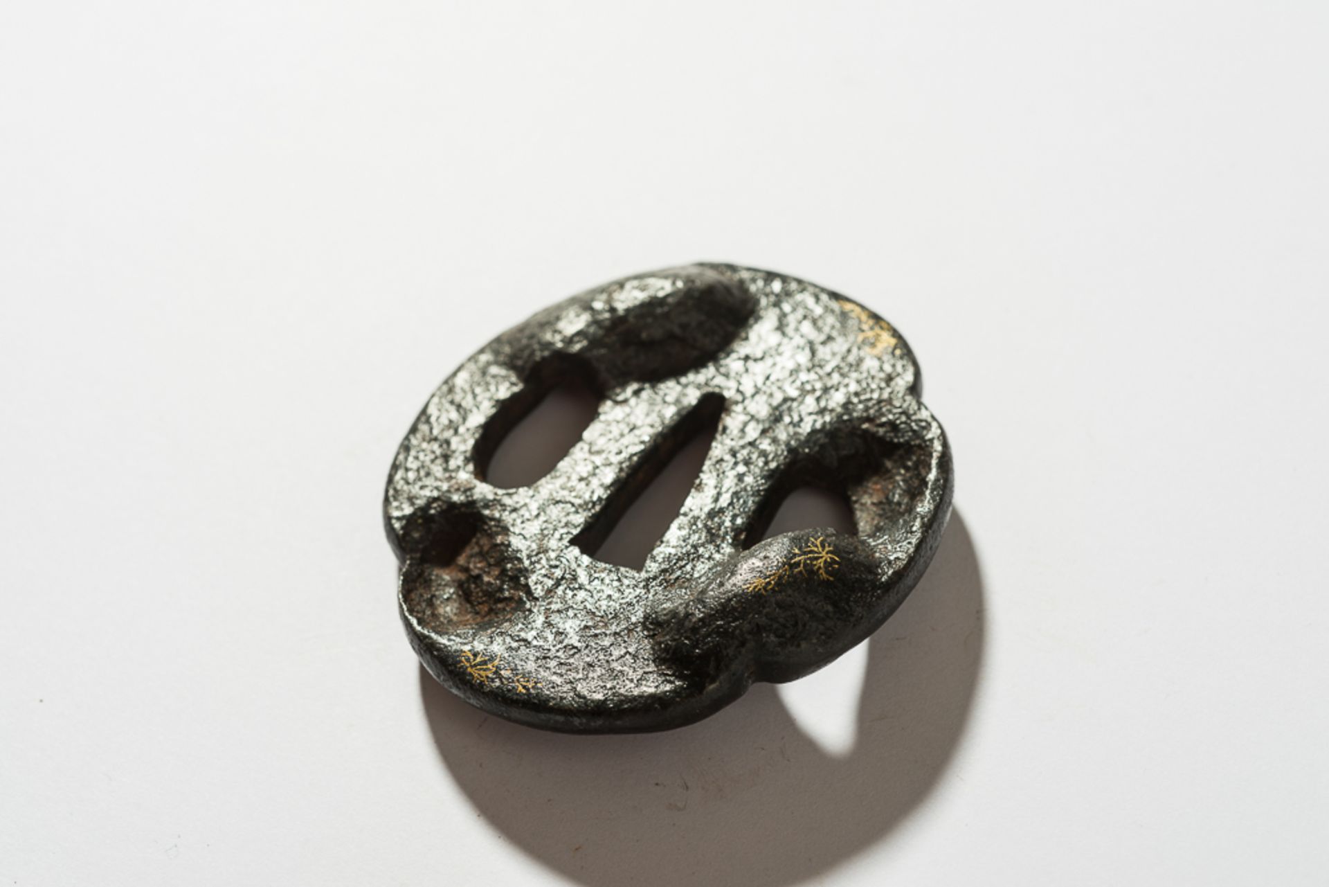 TSUBA MIT AUSBUCHTUNGEN Eisen und etwas Gold. Japan, 18. Jh. Ein Tsuba im Myochin-Stil mit - Bild 3 aus 3