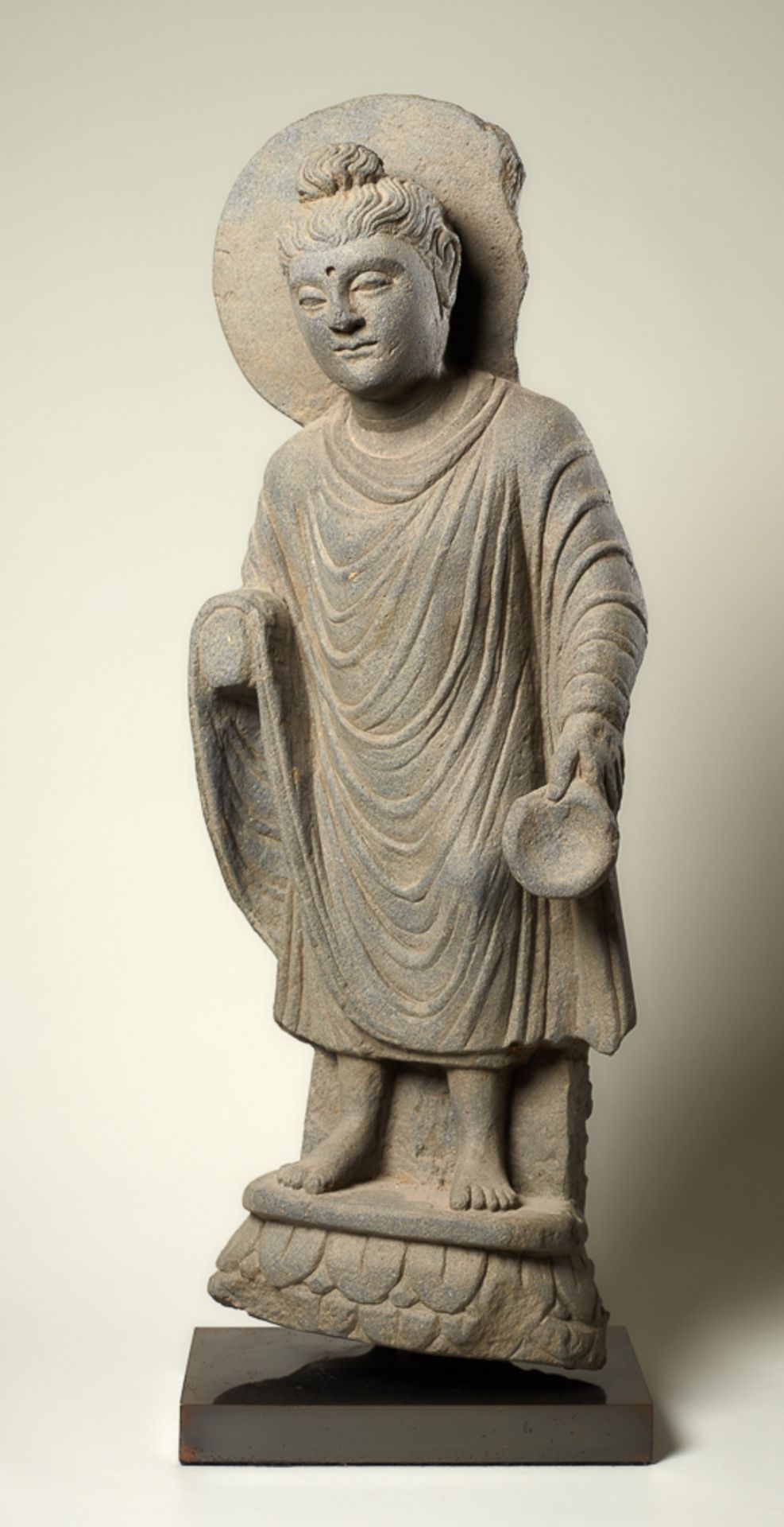 STEHENDER BUDDHA MIT ALMOSENSCHALE Grauer Schiefer. Im Stil Gandhara, Pakistan – Afghanistan, 2. bis - Image 2 of 5