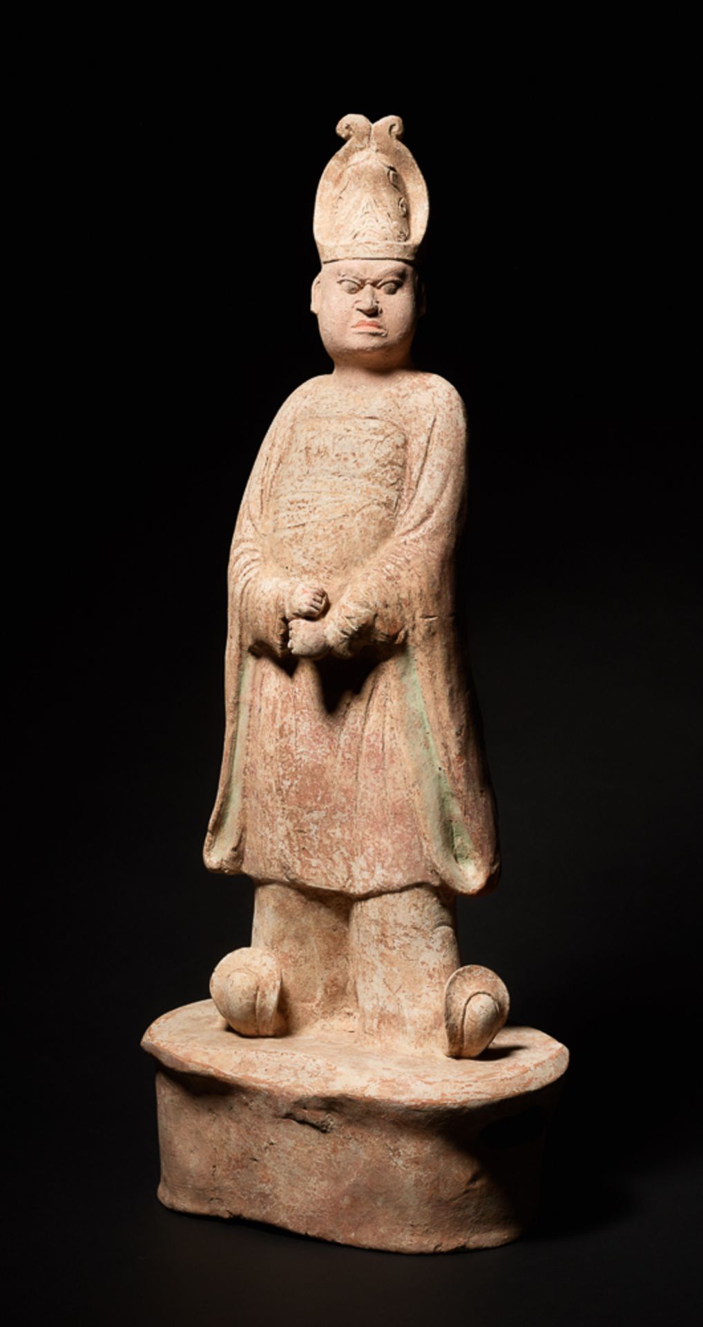 SKULPTUR EINER WÄCHTERGOTTHEIT Terrakotta mit Bemalung. China, Tang-Dynastie (618 - 905) , TL-