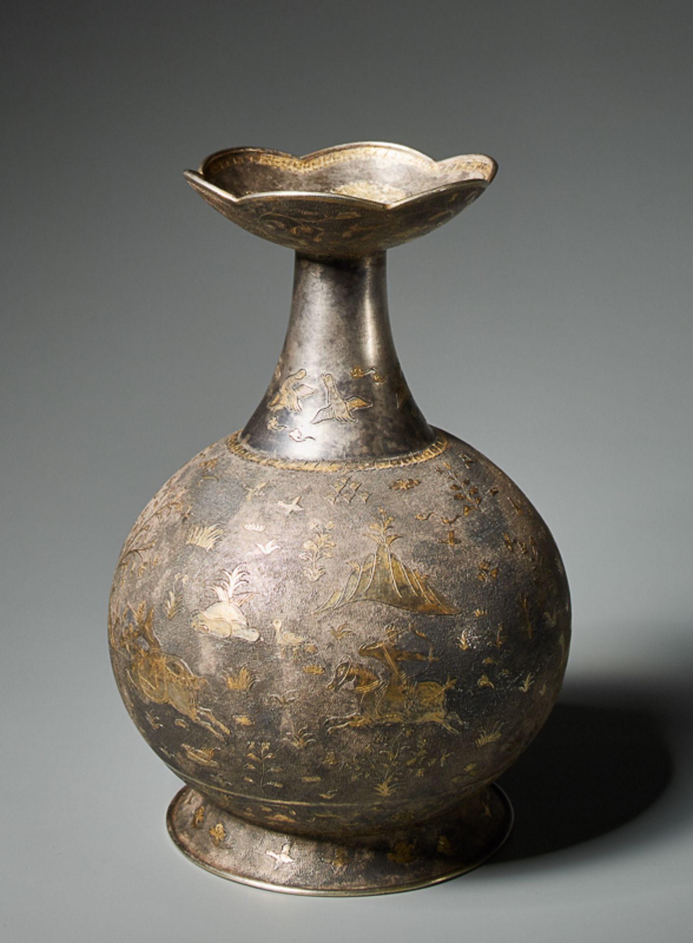 VASE MIT JAGDSZENE Silber-Repoussé mit Vergoldung. China, vermutlich Tang-Dynastie (618 - 907) Reich - Image 4 of 6