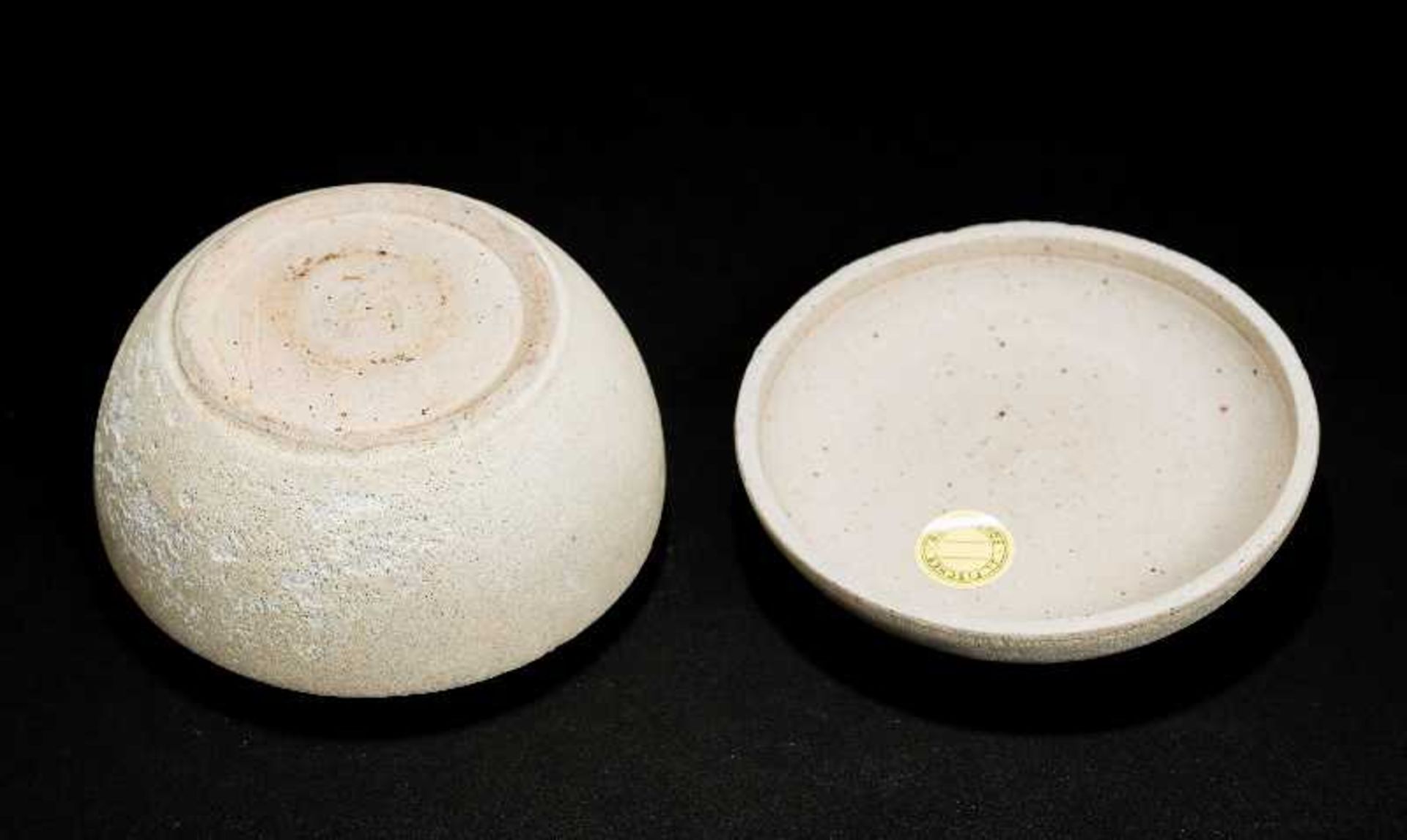 DECKELDOSE MIT BLÜTENDEKORTeilglasierte Keramik. China, Cizhou, Song-Zeit, ca. 10. bis 12. Jh.Dieses - Image 5 of 5