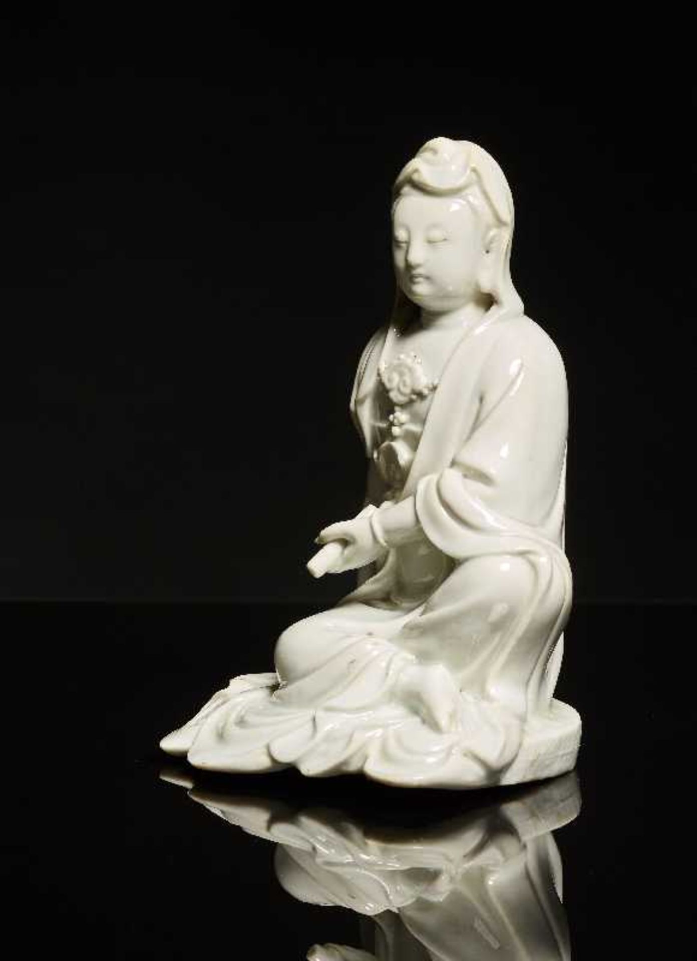 GÖTTIN GUANYINBlanc de Chine-Porzellan. China, Qing, ca. 18. Jh.Sitzende Guanyin, die dem - Image 3 of 7