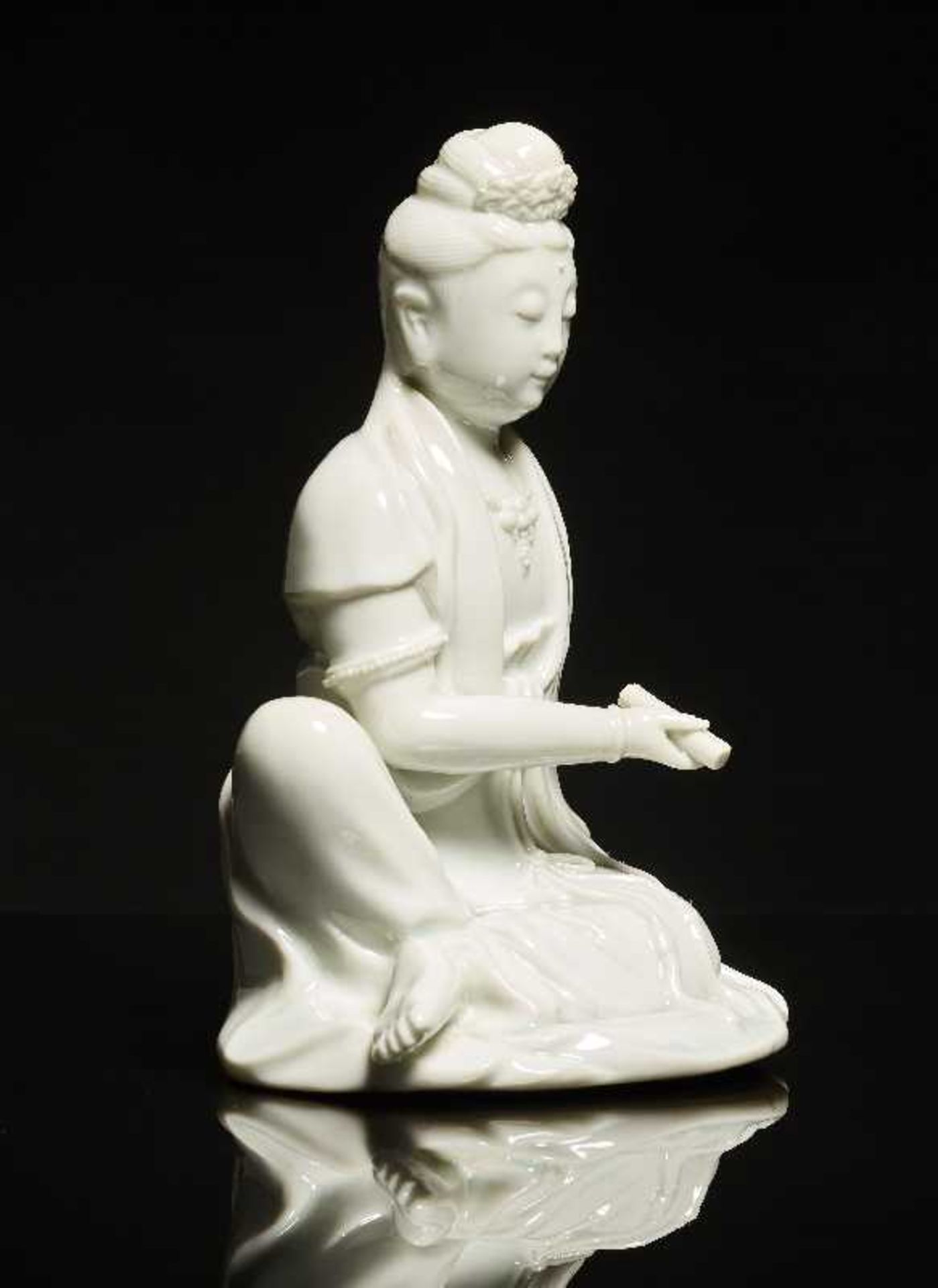 GÖTTIN GUANYINBlanc de Chine-Porzellan. China, Qing, ca. 18. Jh.Eine besonders feminin betonte - Image 4 of 7