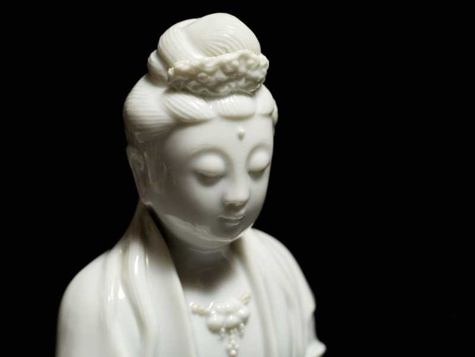 GÖTTIN GUANYINBlanc de Chine-Porzellan. China, Qing, ca. 18. Jh.Eine besonders feminin betonte - Image 7 of 7