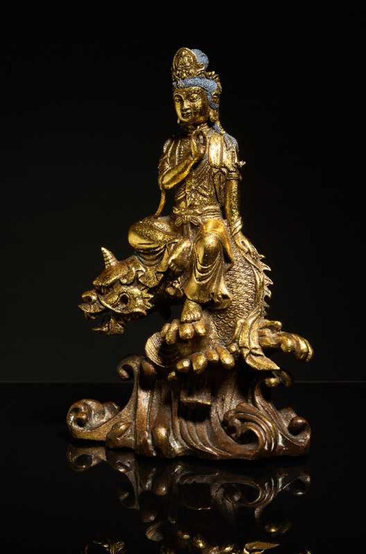 AUF DRACHENFISCH THRONENDE GUANYIN Bronze mit Feuervergoldung. China, späte Qing bis Republik - Image 3 of 7