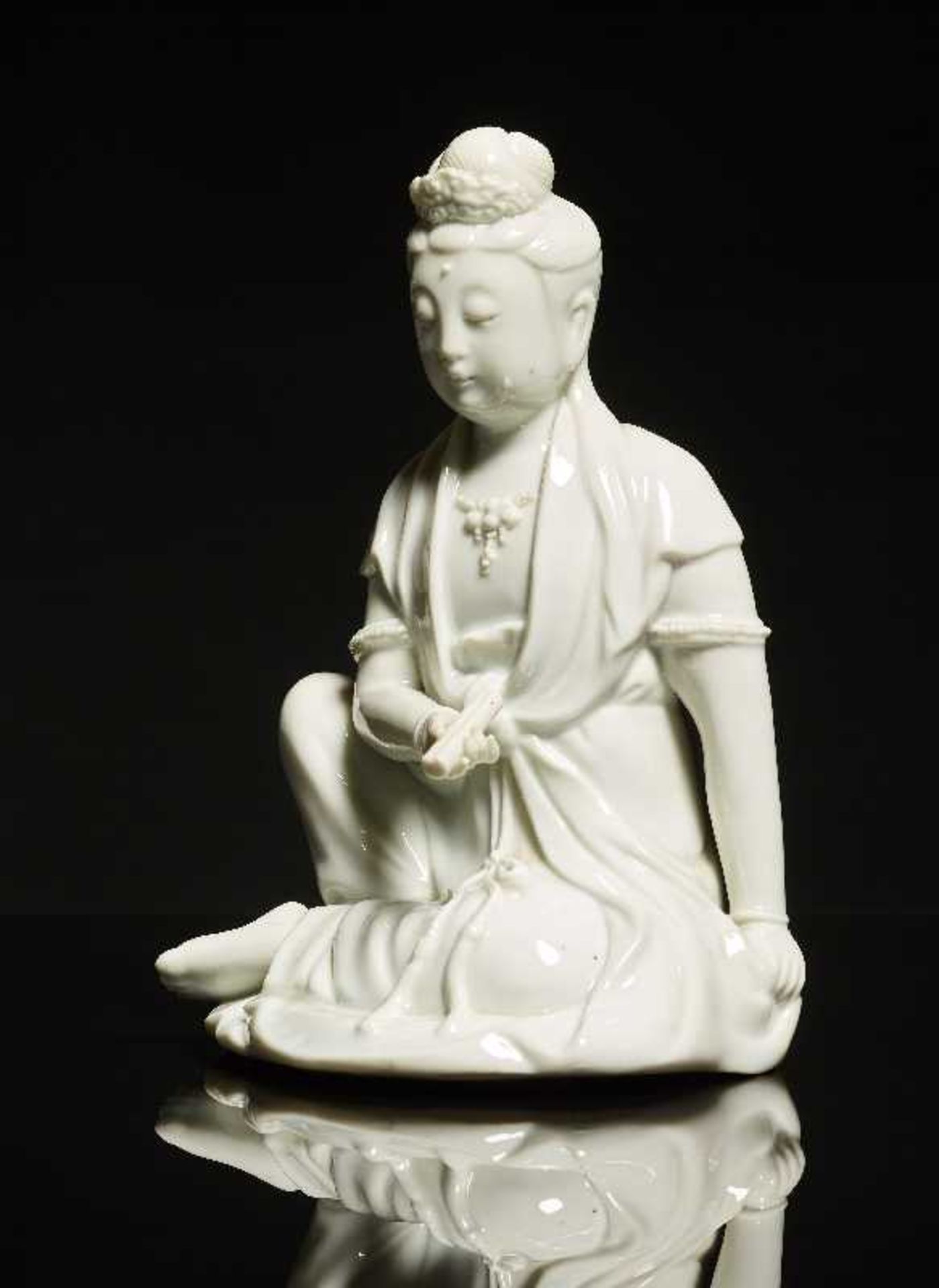 GÖTTIN GUANYINBlanc de Chine-Porzellan. China, Qing, ca. 18. Jh.Eine besonders feminin betonte - Image 3 of 7