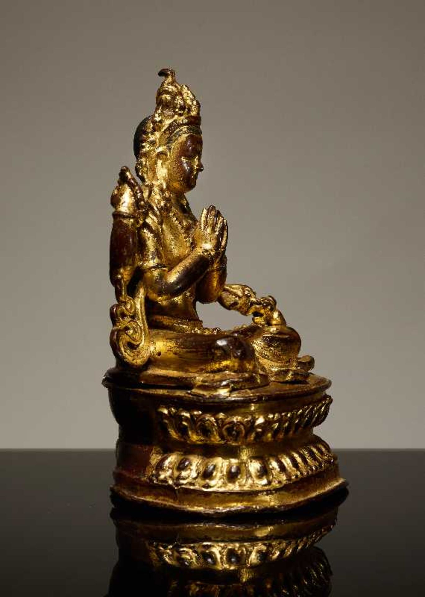 SHADAKSHARI LOKESHVARA Vergoldete Bronze. Tibet, ca. 18. bis 19. Jh. Der vierarmige Bodhisattva - Image 4 of 7