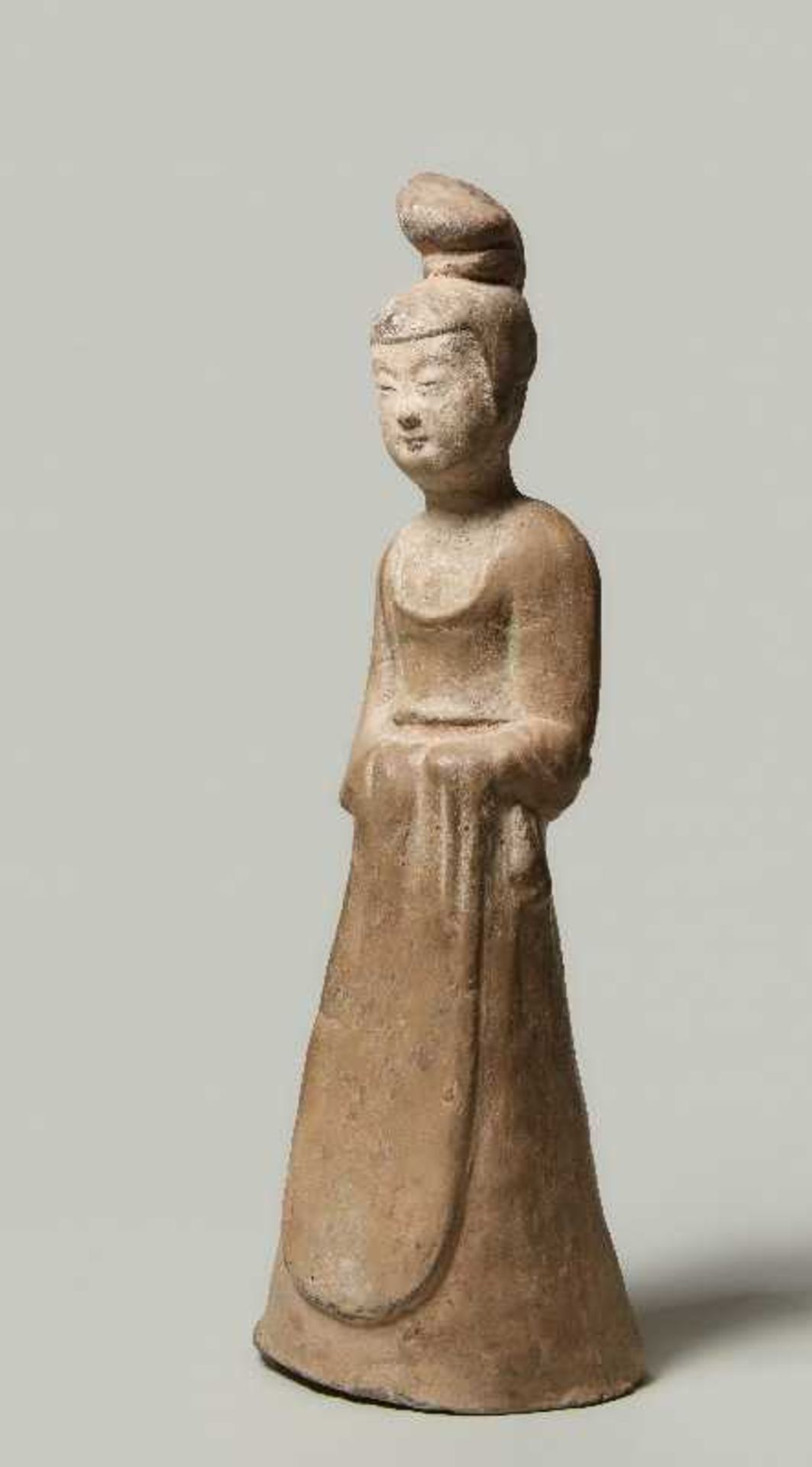 STEHENDE HOFDAME Terrakotta. China, Tang-Dynastie (618 - 905) Schlanke Figur in bodenlangem Rock, - Image 2 of 5