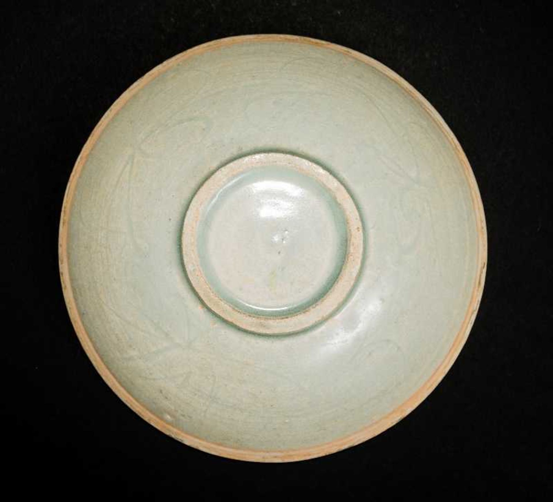 TIEFE SCHALE MIT QINGBAI-GLASURProto-Porzellan. China, Song bis Yuan, ca. 12. bis 13. Jh.Ein - Image 3 of 4