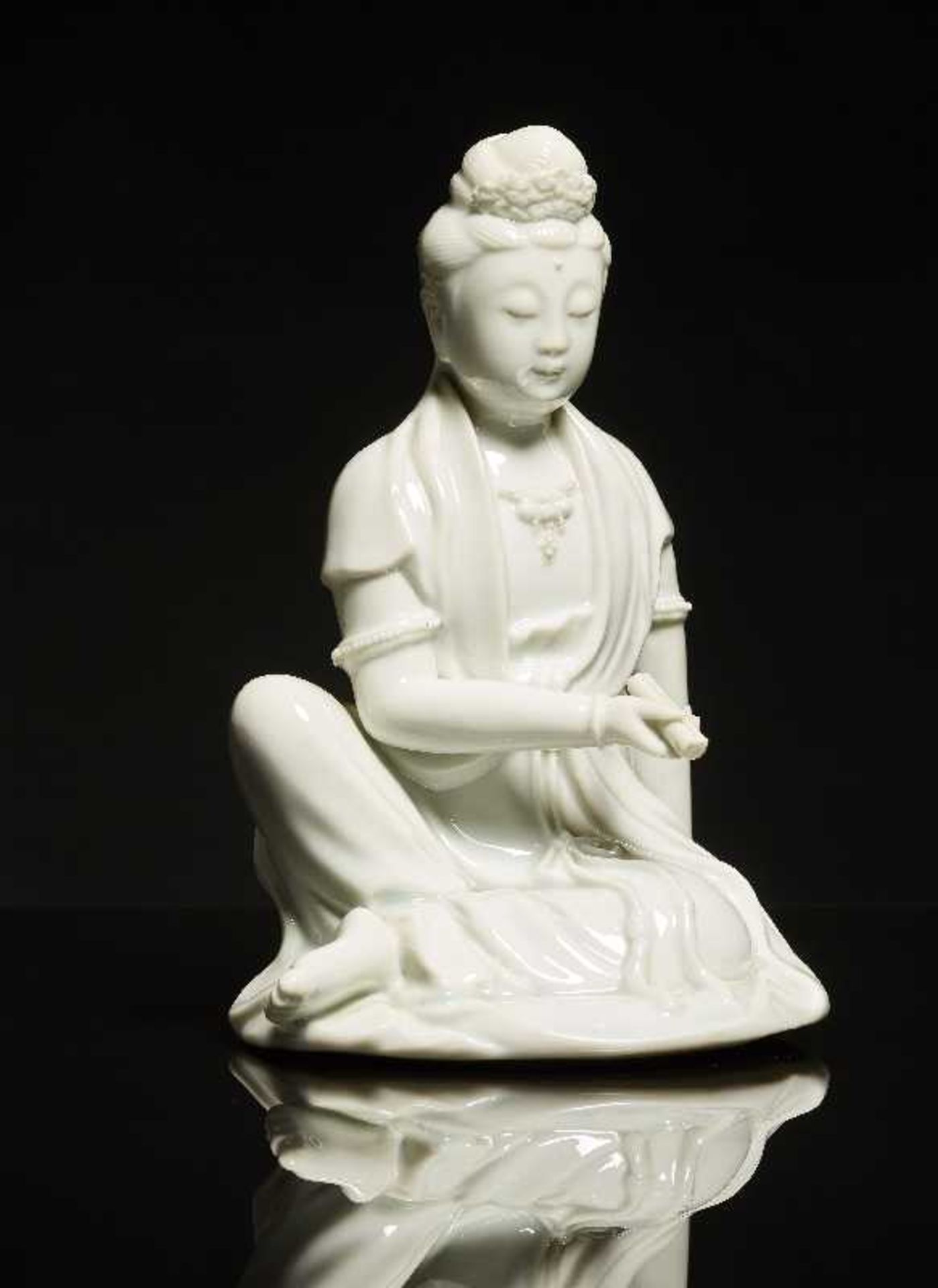 GÖTTIN GUANYINBlanc de Chine-Porzellan. China, Qing, ca. 18. Jh.Eine besonders feminin betonte - Image 2 of 7