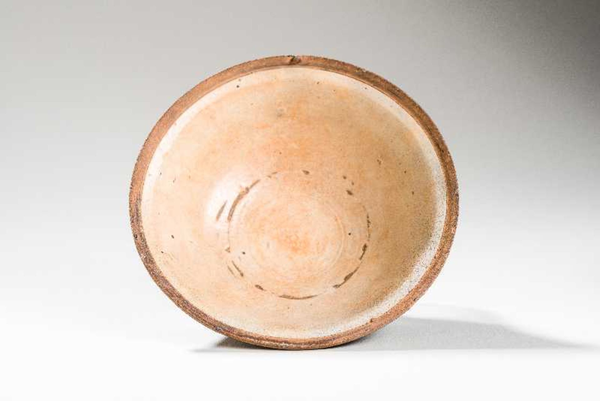 SCHALE VOM CIZHOU-TYPUSGlasierte Keramik. China, Nördl. Song, 11. bis fr. 12. Jh.Ein seltener und - Image 2 of 3