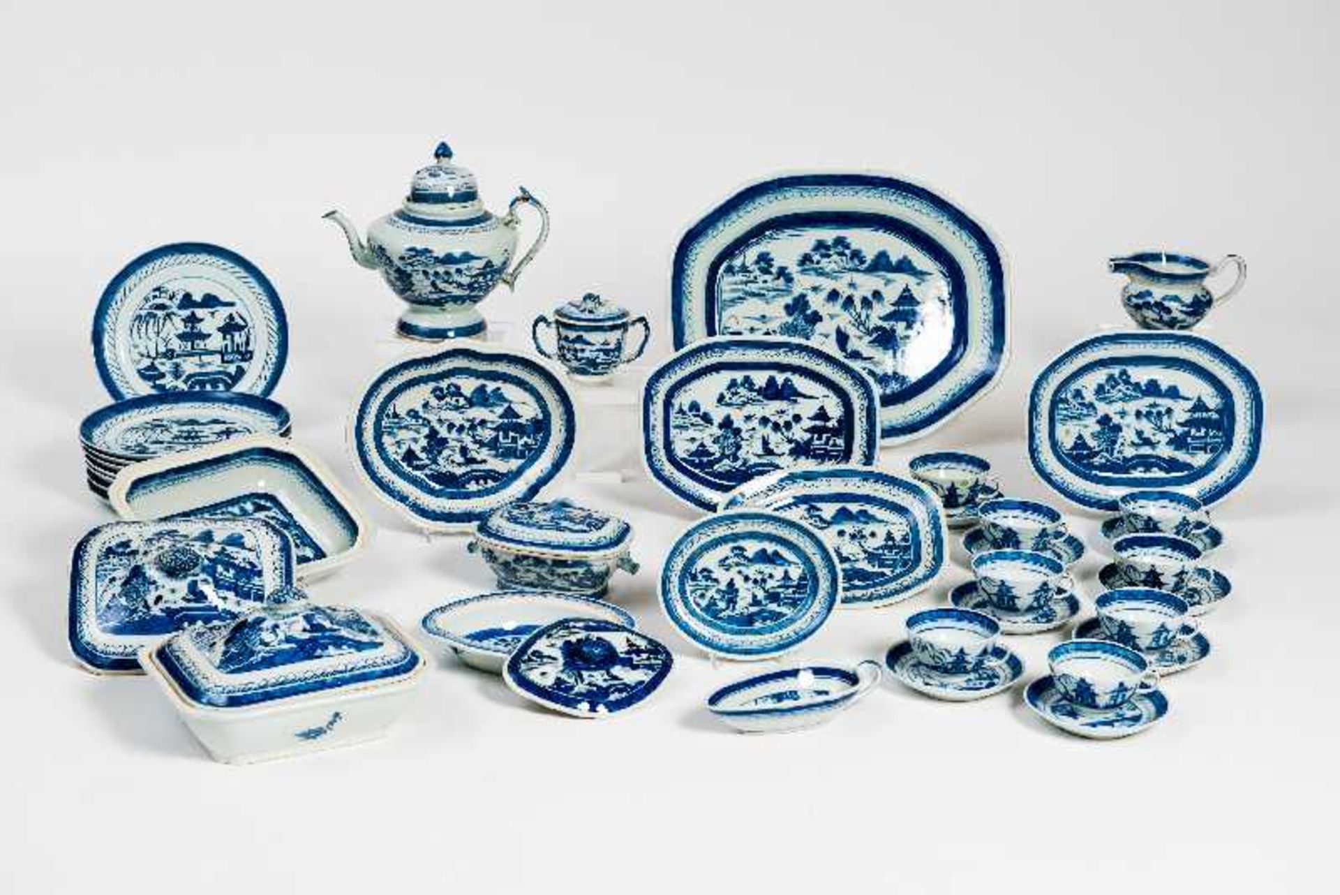 EIN ÜBERKOMPLETTES PORZELLANSERVICEBlauweiß-Porzellan. China, Qing-Dynastie, um 1820Insgesamt mit